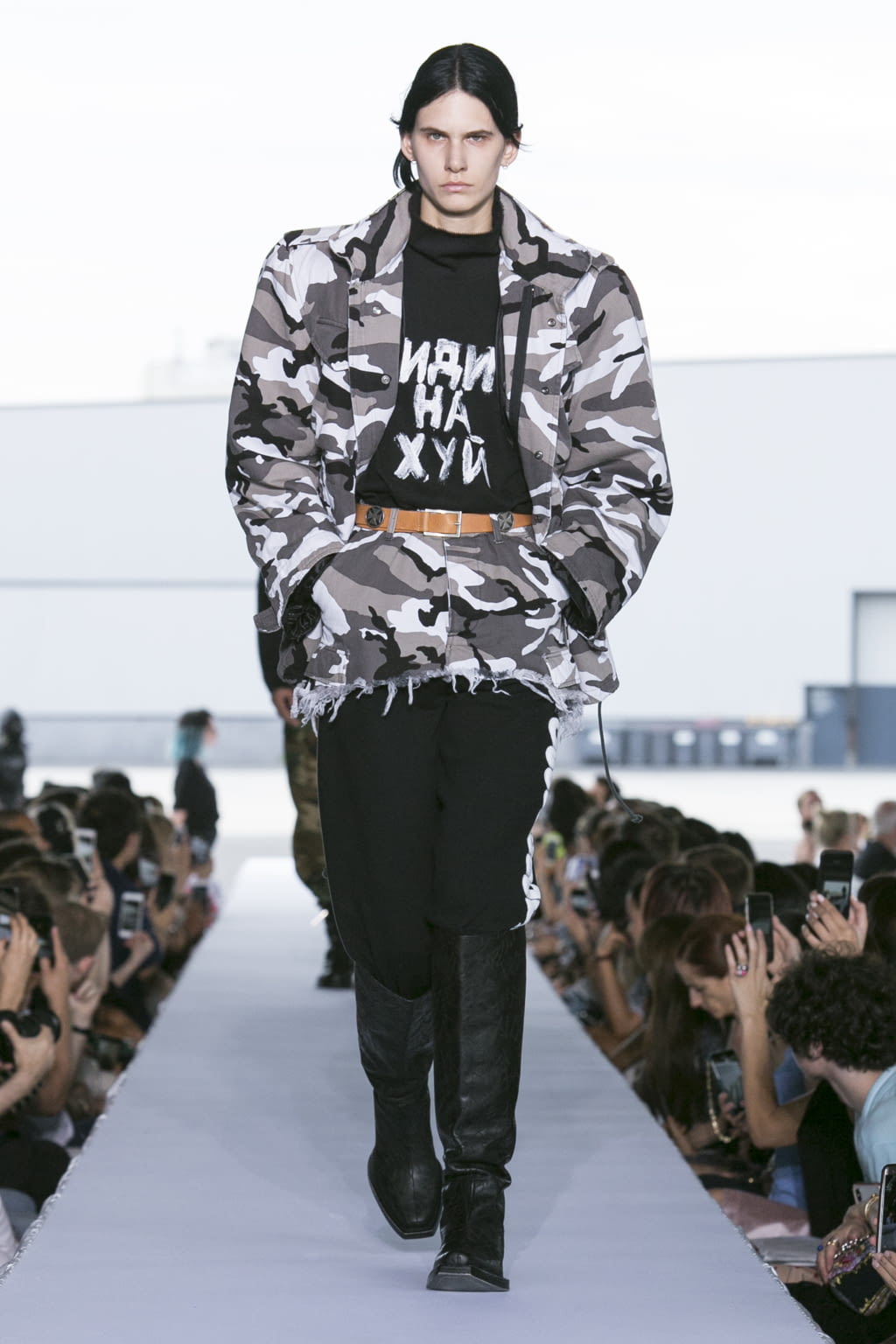 Fashion Week Paris Spring/Summer 2019 look 15 from the VETEMENTS collection 女装