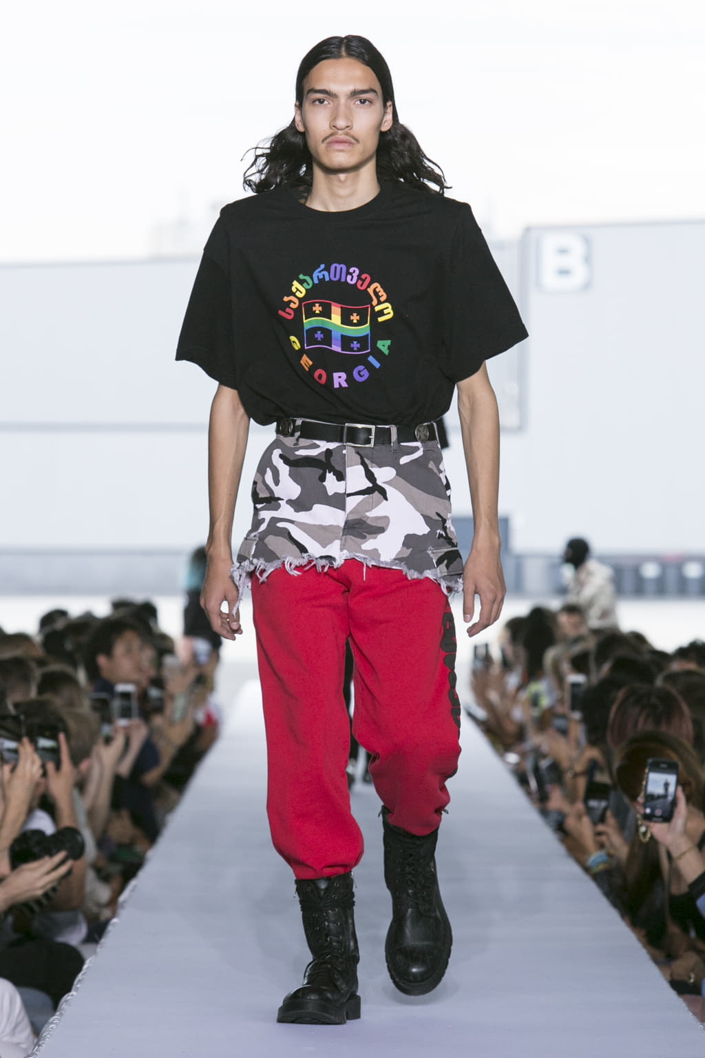 Fashion Week Paris Spring/Summer 2019 look 19 from the VETEMENTS collection 女装