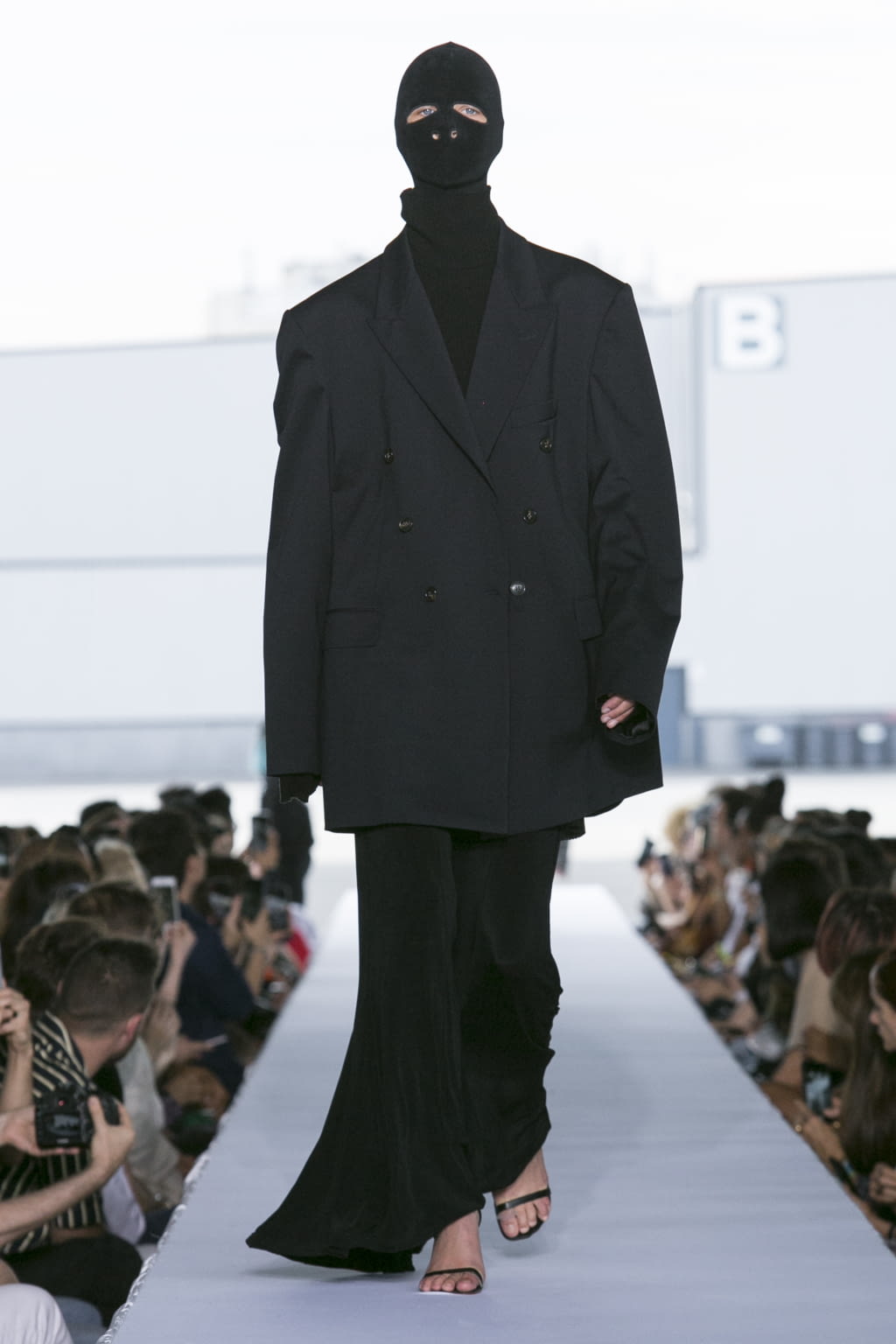 Fashion Week Paris Spring/Summer 2019 look 22 from the VETEMENTS collection 女装