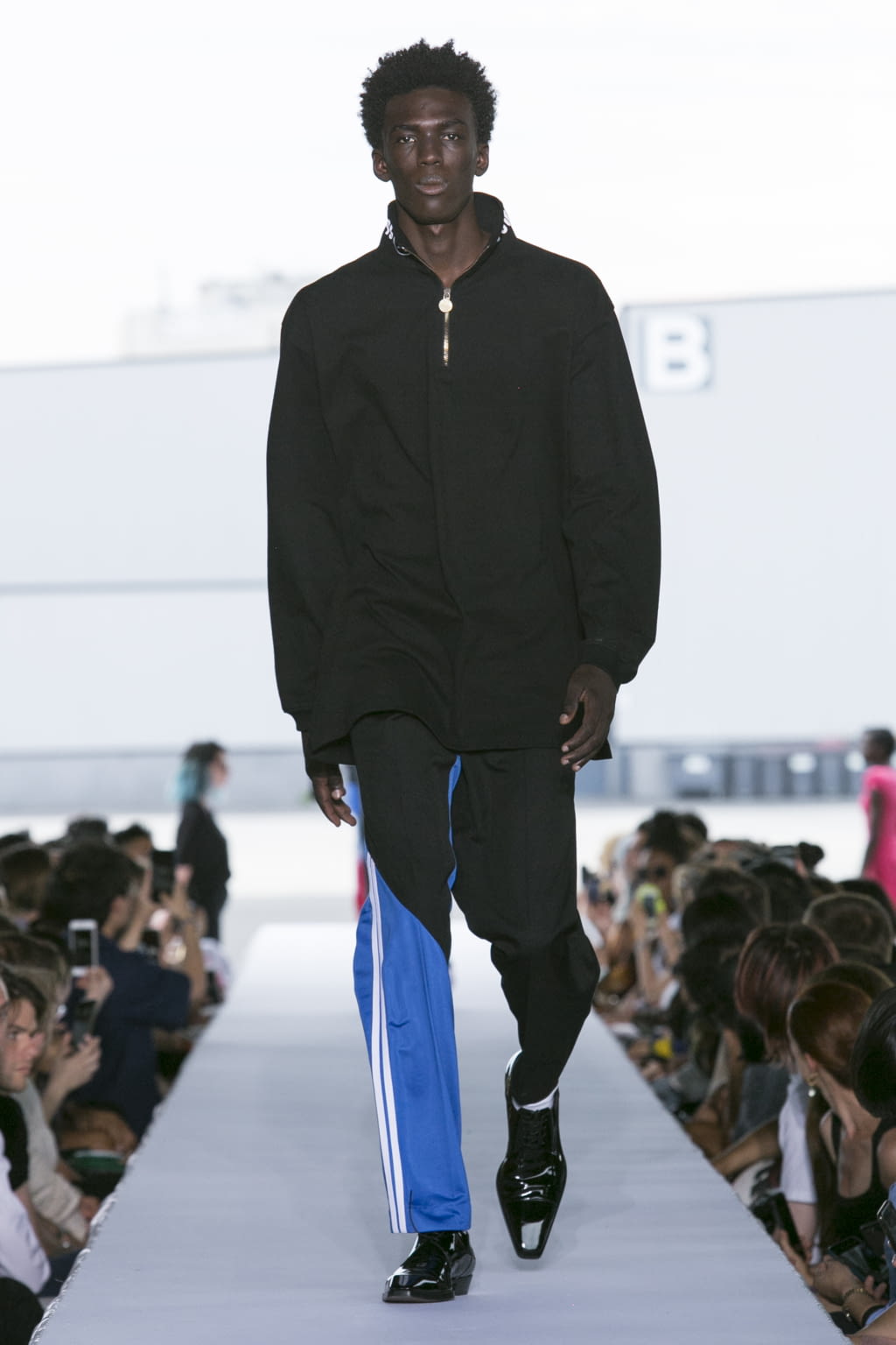 Fashion Week Paris Spring/Summer 2019 look 26 from the VETEMENTS collection 女装