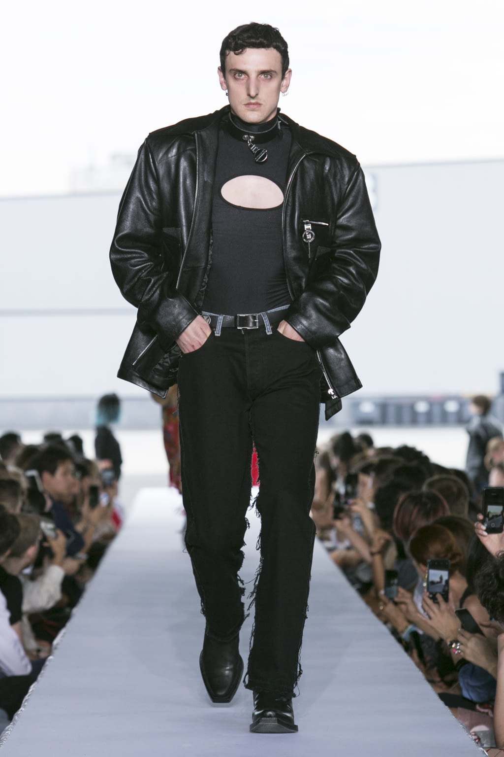 Fashion Week Paris Spring/Summer 2019 look 37 from the VETEMENTS collection 女装
