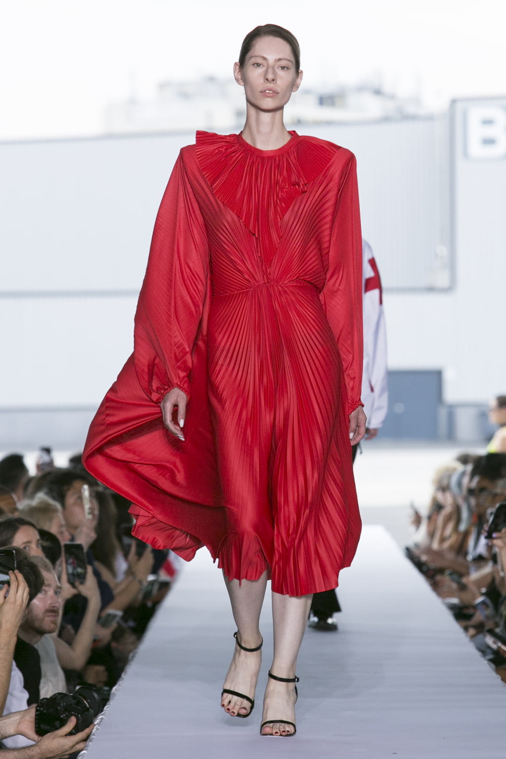 Fashion Week Paris Spring/Summer 2019 look 39 from the VETEMENTS collection 女装