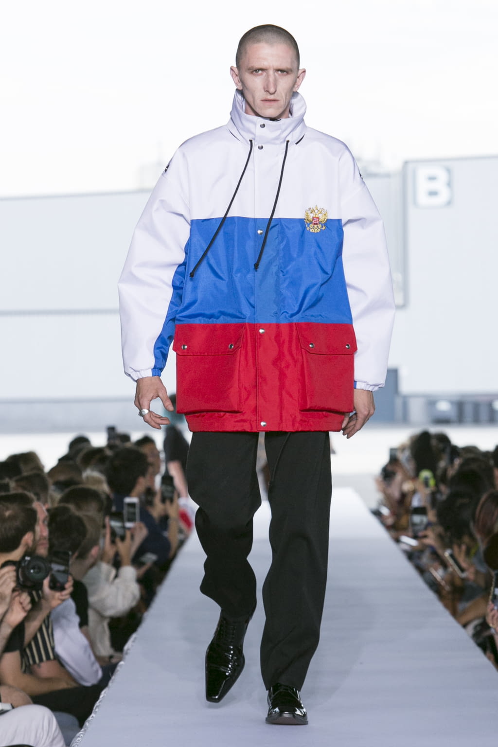 Fashion Week Paris Spring/Summer 2019 look 46 from the VETEMENTS collection 女装