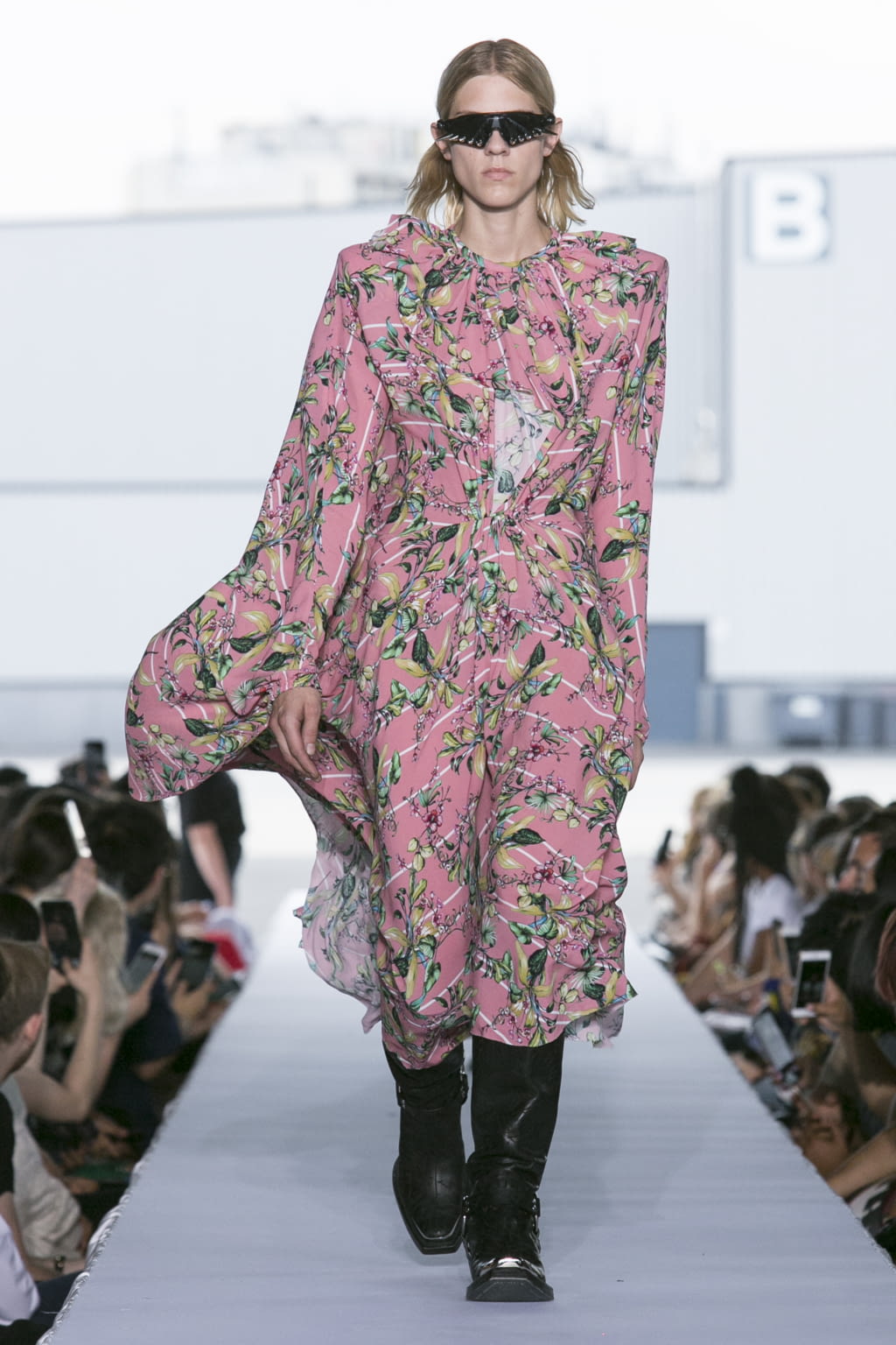 Fashion Week Paris Spring/Summer 2019 look 51 de la collection VETEMENTS womenswear