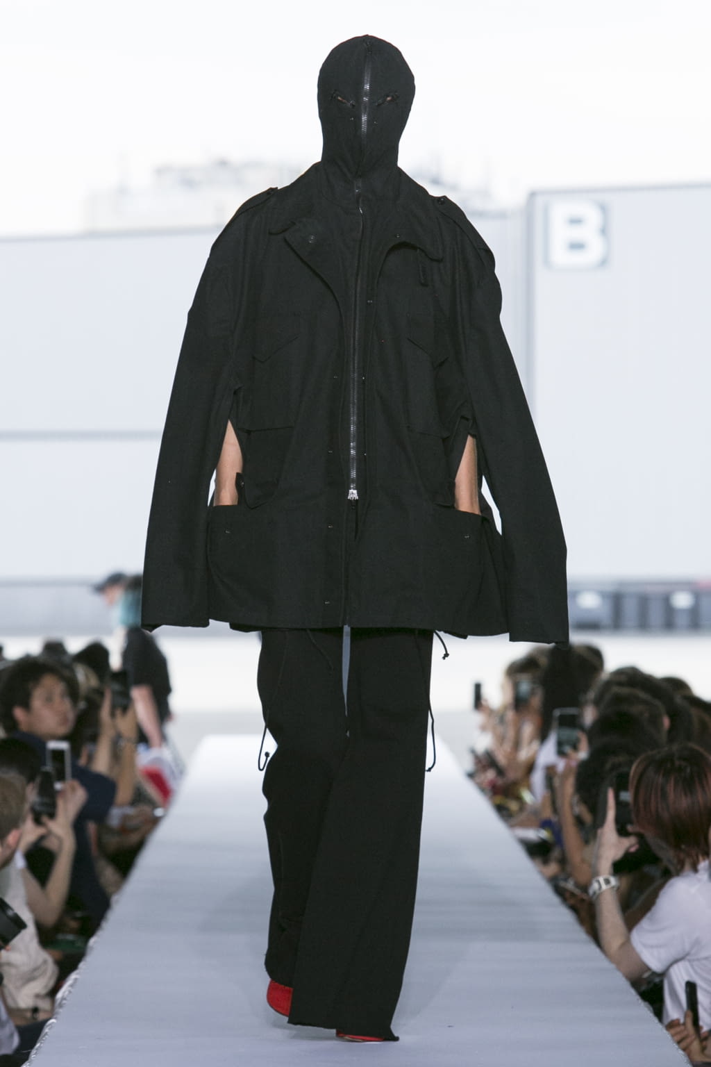 Fashion Week Paris Spring/Summer 2019 look 56 from the VETEMENTS collection 女装
