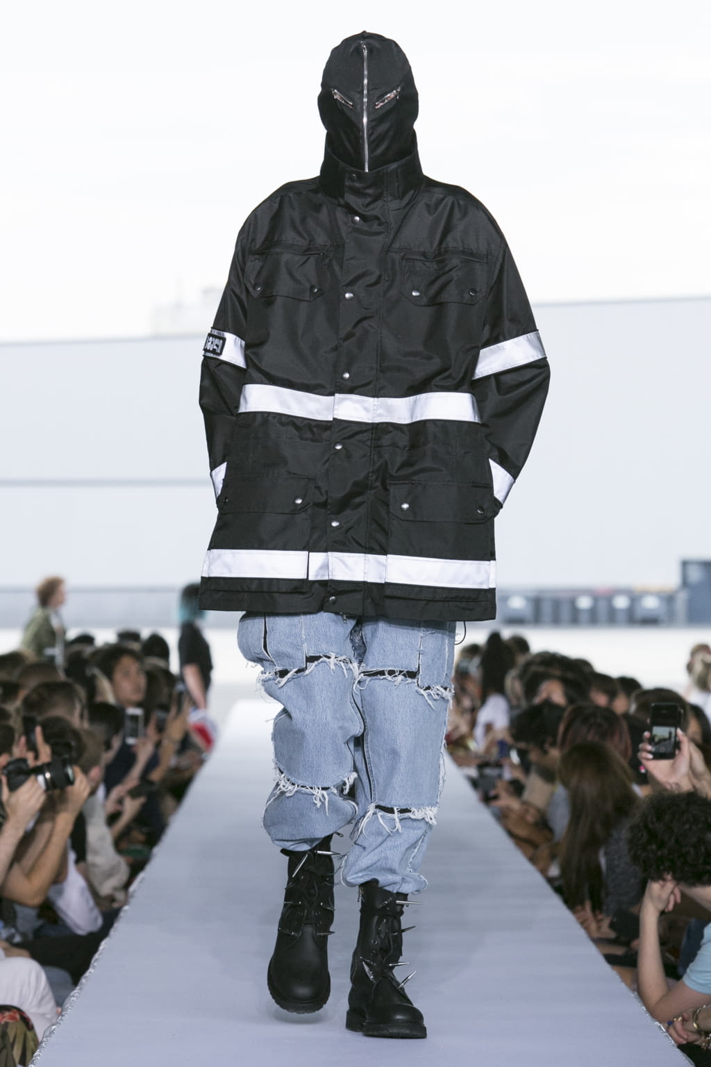 Fashion Week Paris Spring/Summer 2019 look 57 from the VETEMENTS collection 女装