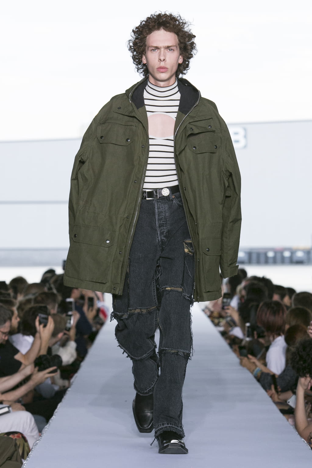 Fashion Week Paris Spring/Summer 2019 look 60 from the VETEMENTS collection 女装