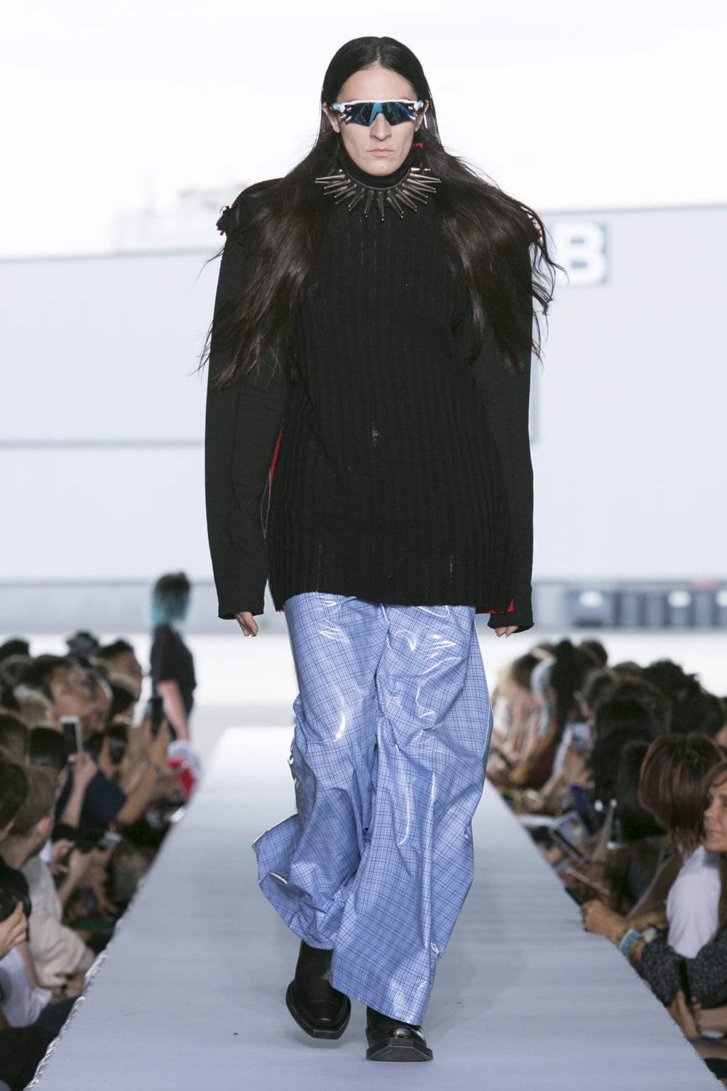 Fashion Week Paris Spring/Summer 2019 look 63 from the VETEMENTS collection 女装