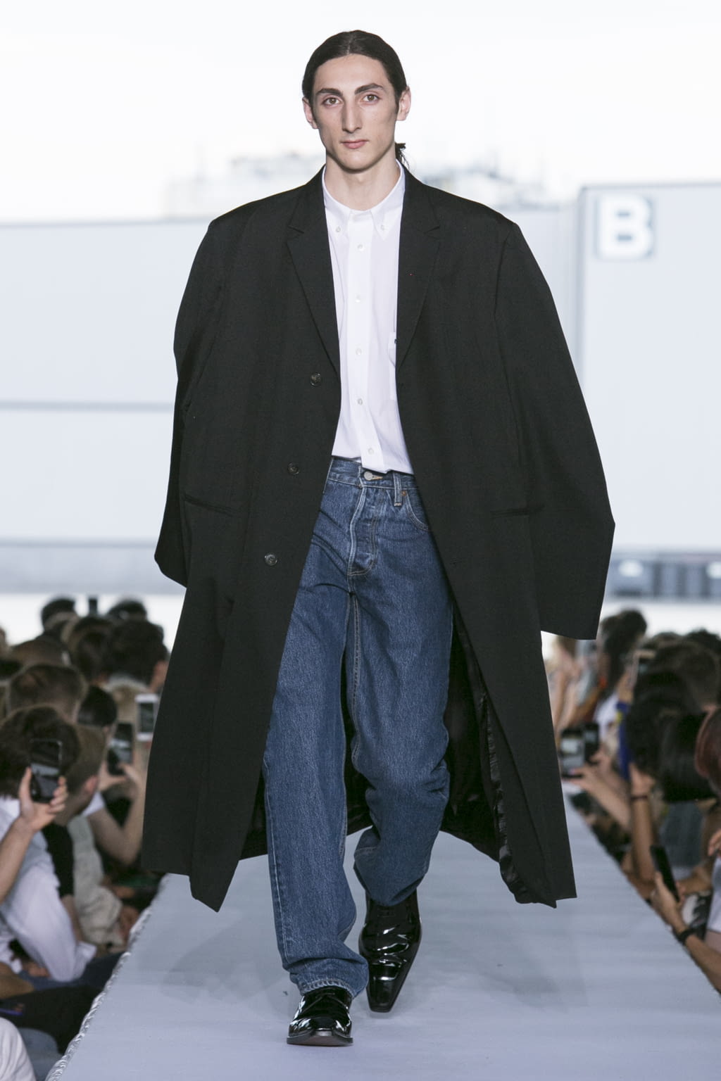 Fashion Week Paris Spring/Summer 2019 look 70 from the VETEMENTS collection 女装