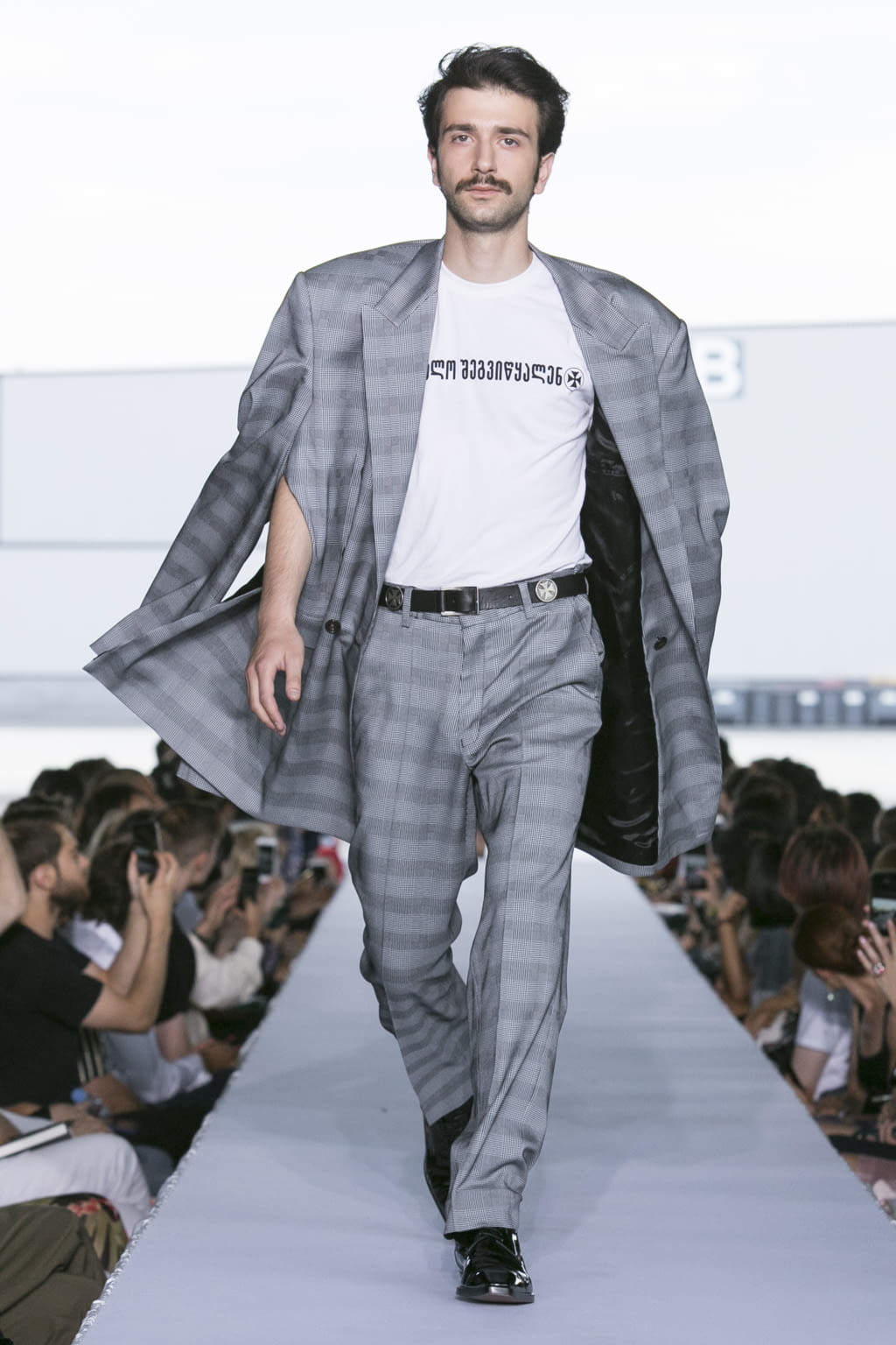 Fashion Week Paris Spring/Summer 2019 look 72 from the VETEMENTS collection 女装