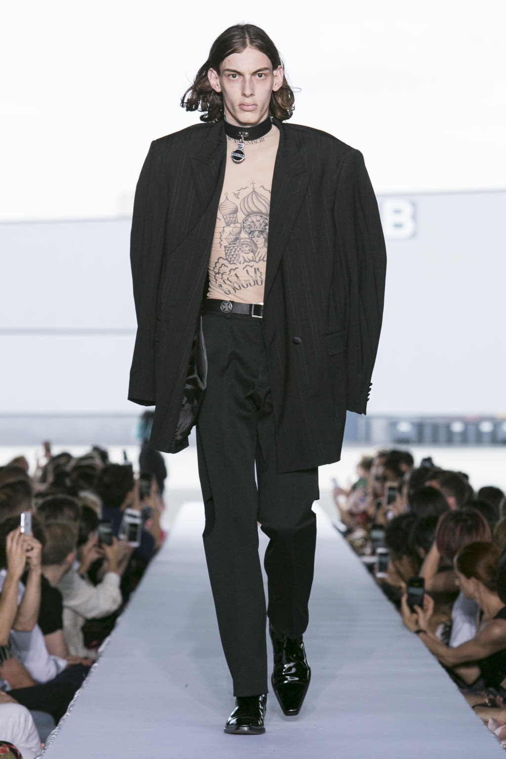 Fashion Week Paris Spring/Summer 2019 look 75 from the VETEMENTS collection 女装