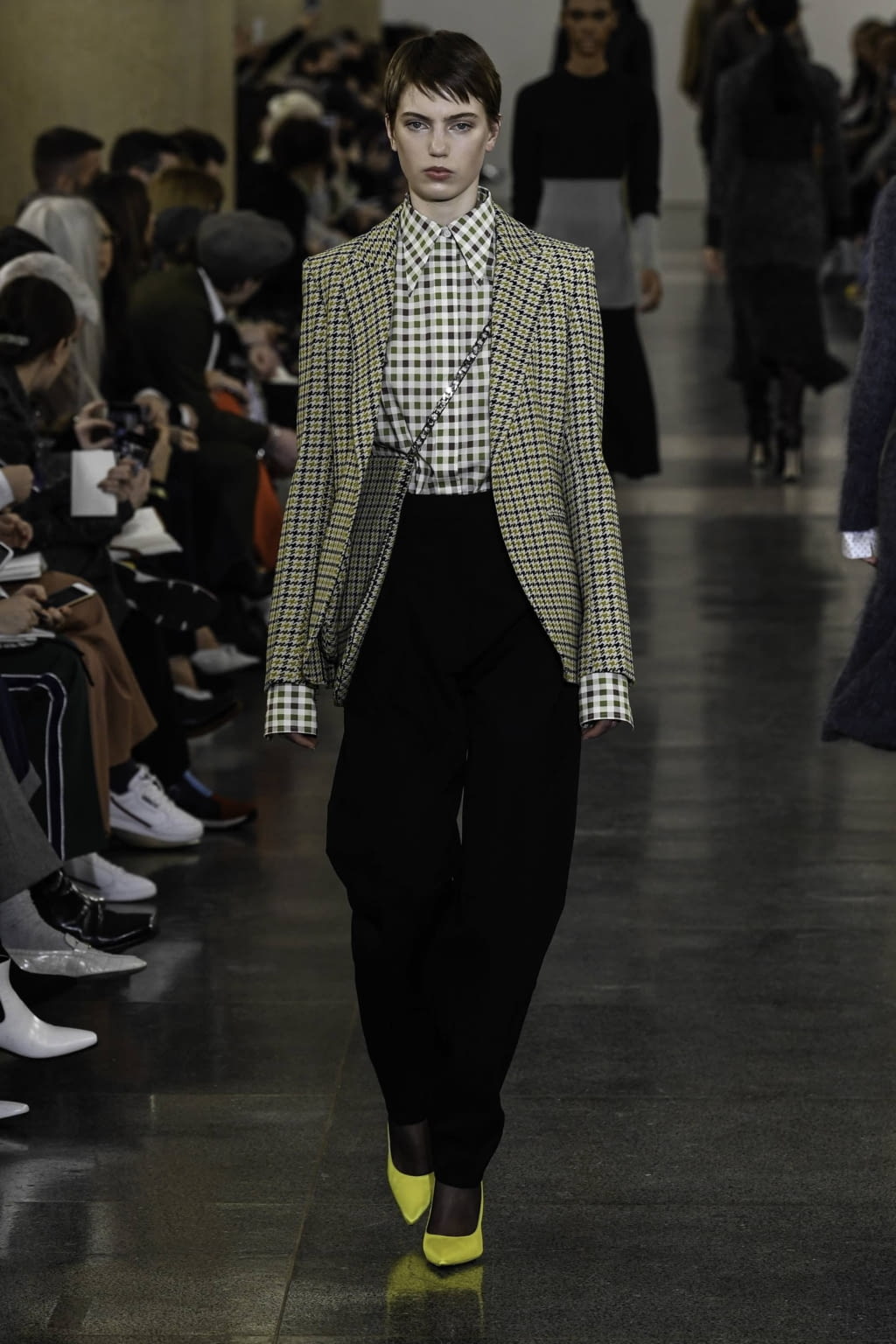 Fashion Week London Fall/Winter 2019 look 18 from the Victoria Beckham collection 女装