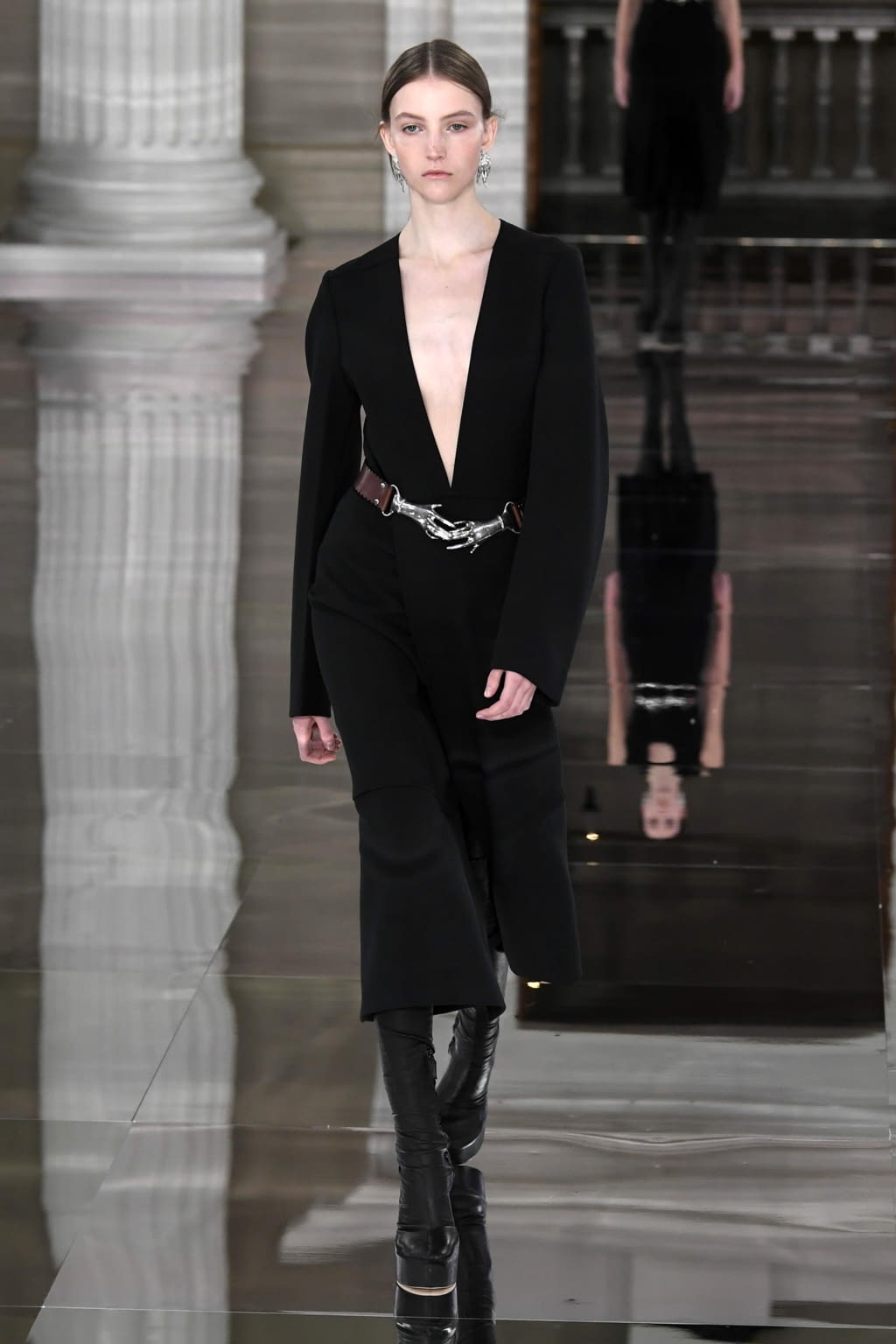Fashion Week London Fall/Winter 2020 look 2 from the Victoria Beckham collection womenswear
