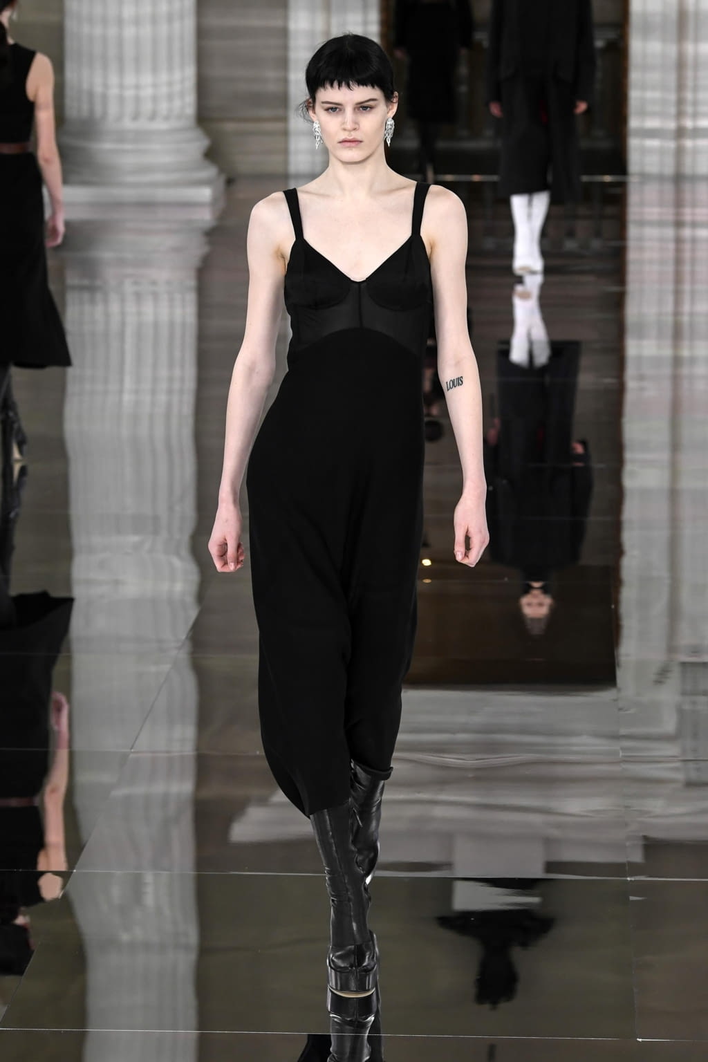 Fashion Week London Fall/Winter 2020 look 4 from the Victoria Beckham collection 女装