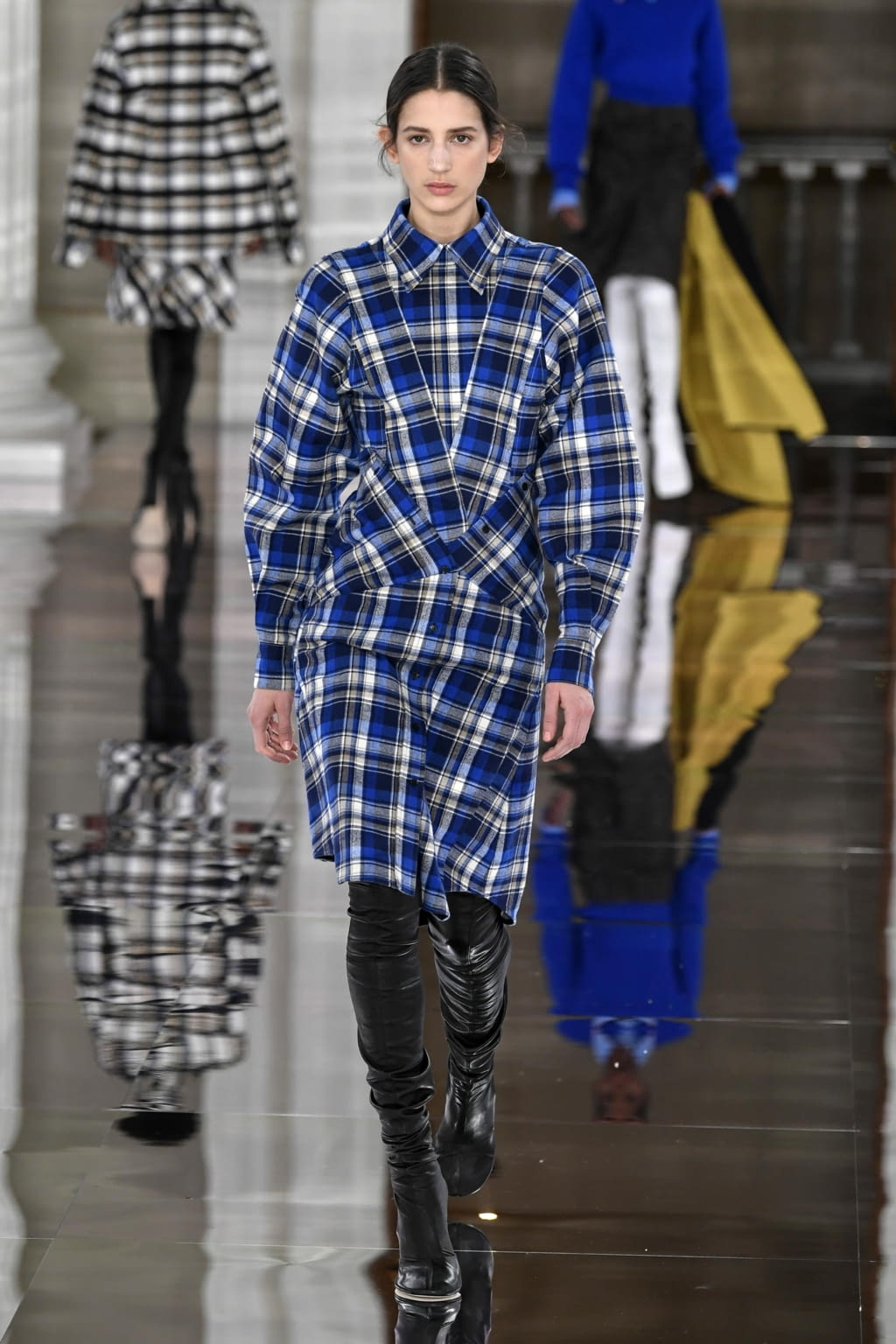 Fashion Week London Fall/Winter 2020 look 13 from the Victoria Beckham collection 女装