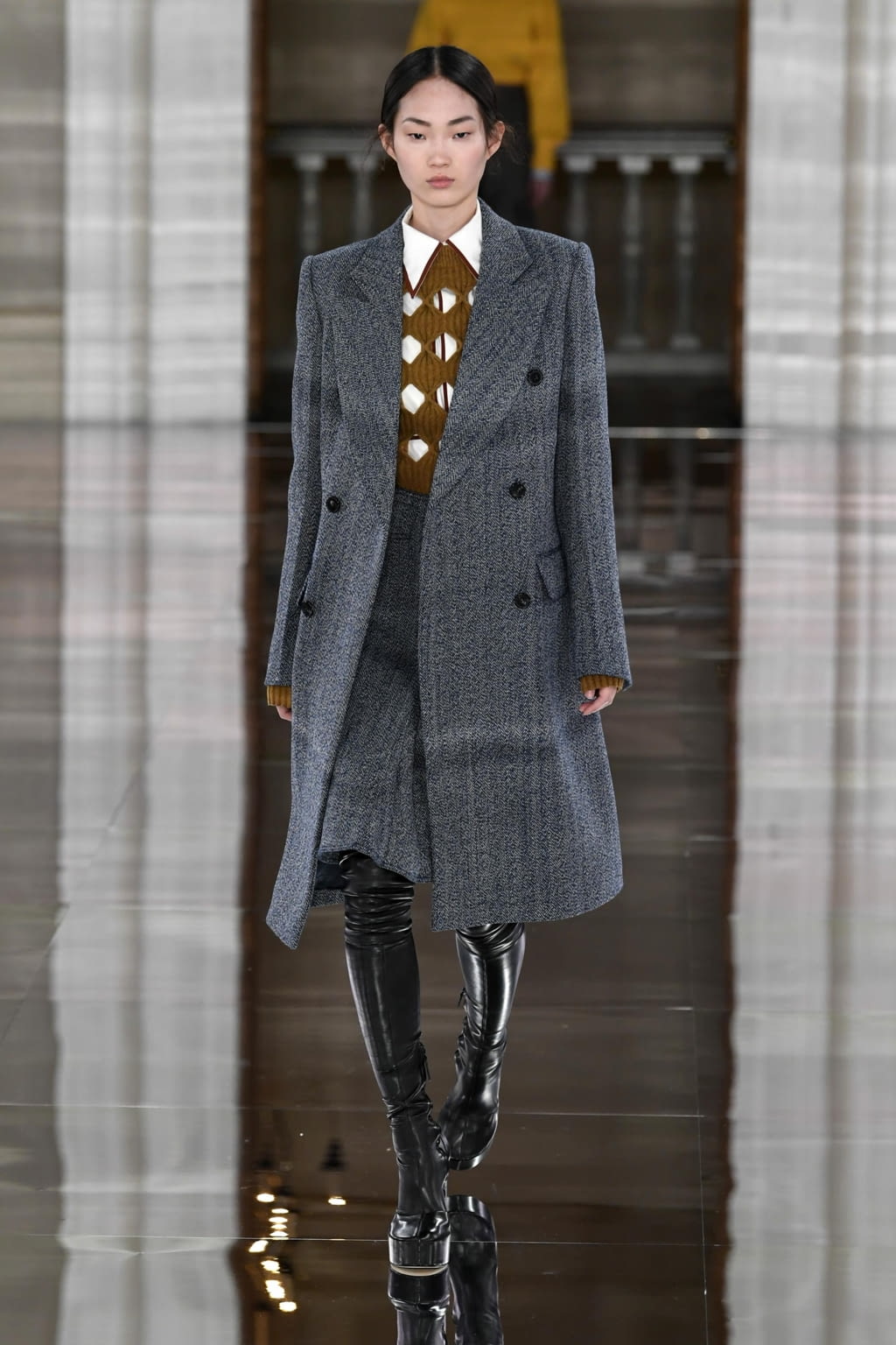 Fashion Week London Fall/Winter 2020 look 16 from the Victoria Beckham collection 女装
