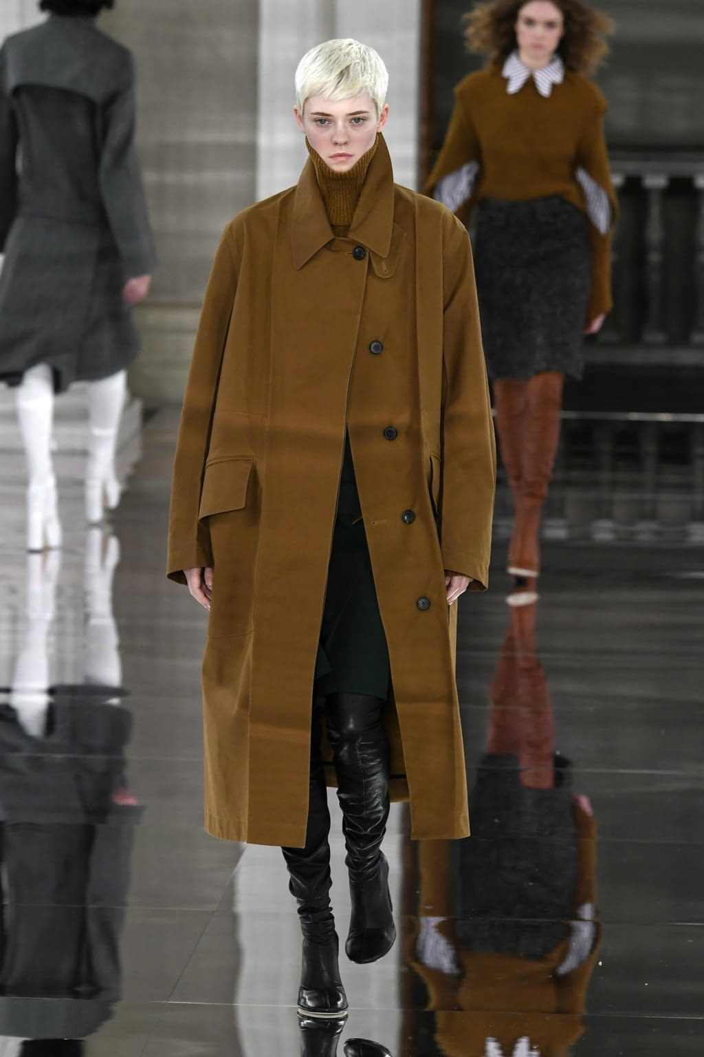 Fashion Week London Fall/Winter 2020 look 27 from the Victoria Beckham collection 女装