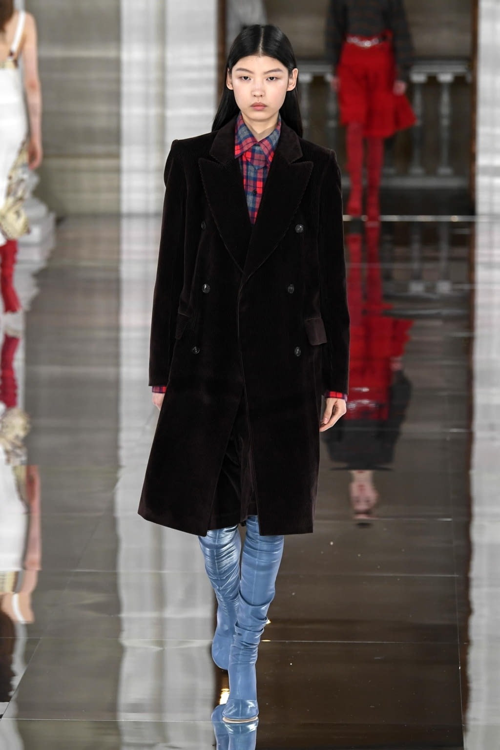 Fashion Week London Fall/Winter 2020 look 34 from the Victoria Beckham collection 女装