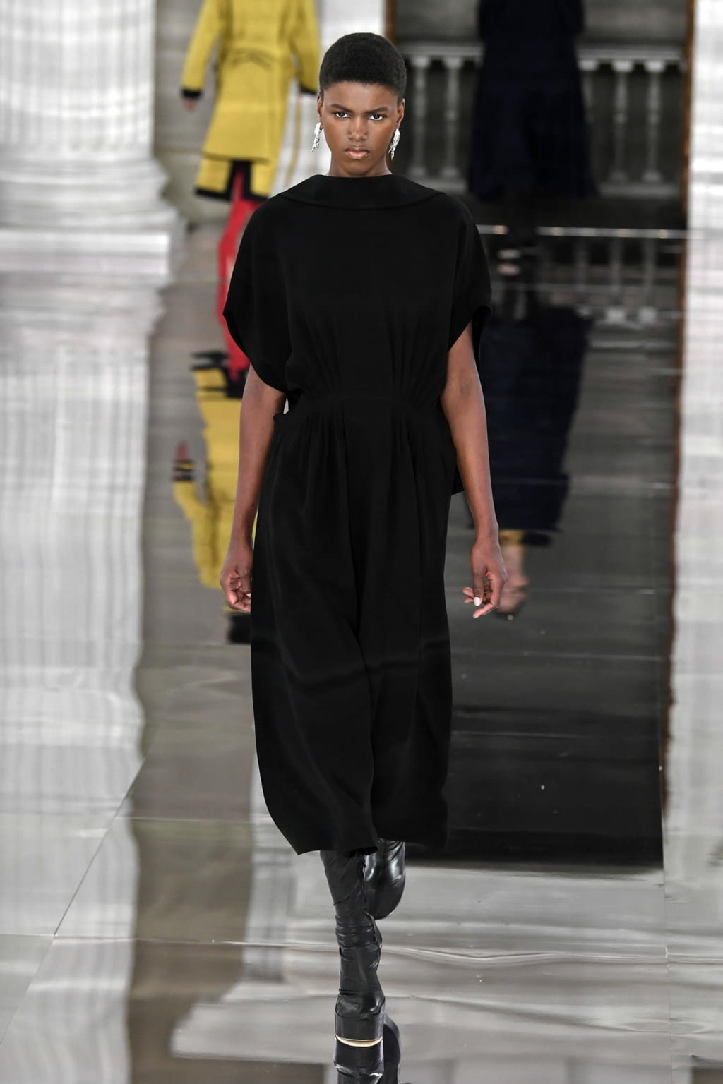 Fashion Week London Fall/Winter 2020 look 38 from the Victoria Beckham collection womenswear