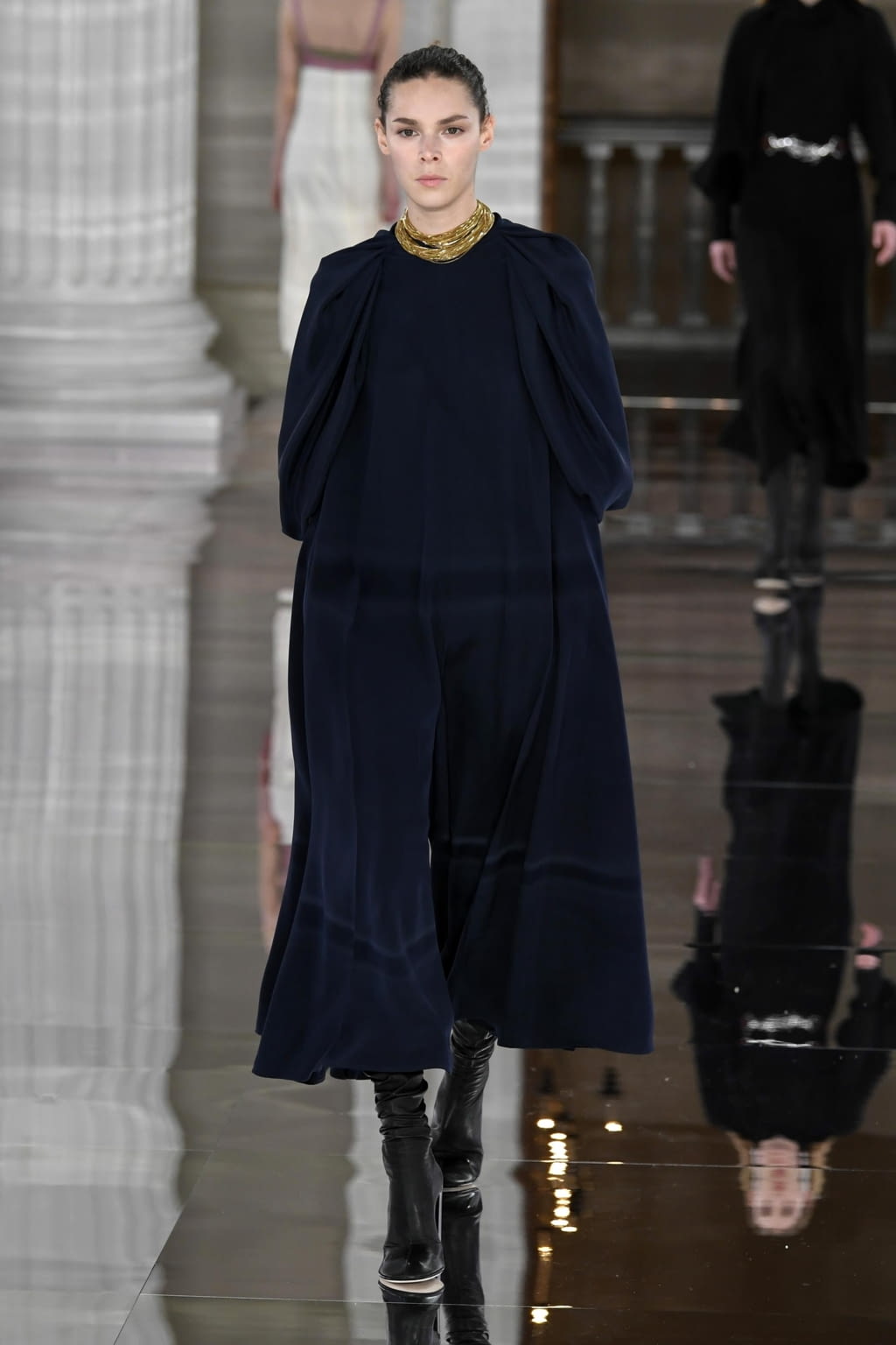Fashion Week London Fall/Winter 2020 look 39 from the Victoria Beckham collection 女装