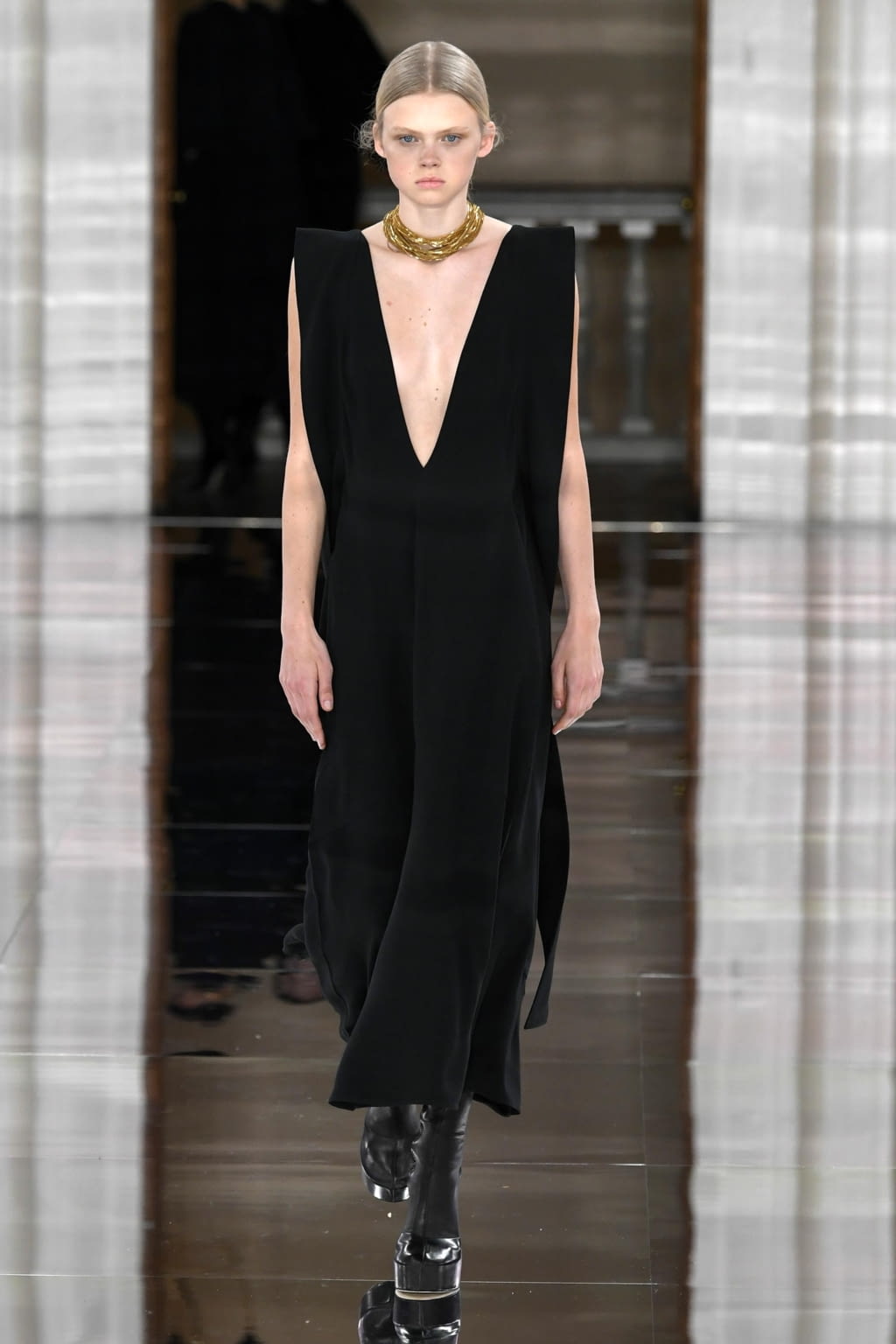 Fashion Week London Fall/Winter 2020 look 42 from the Victoria Beckham collection 女装