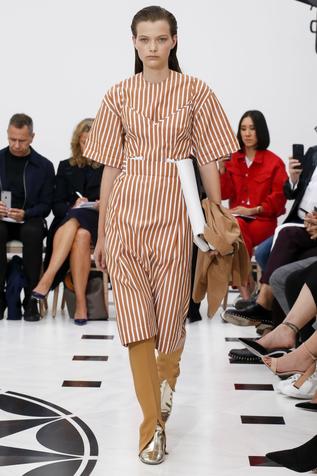 Fashion Week London Spring/Summer 2019 look 4 from the Victoria Beckham collection 女装