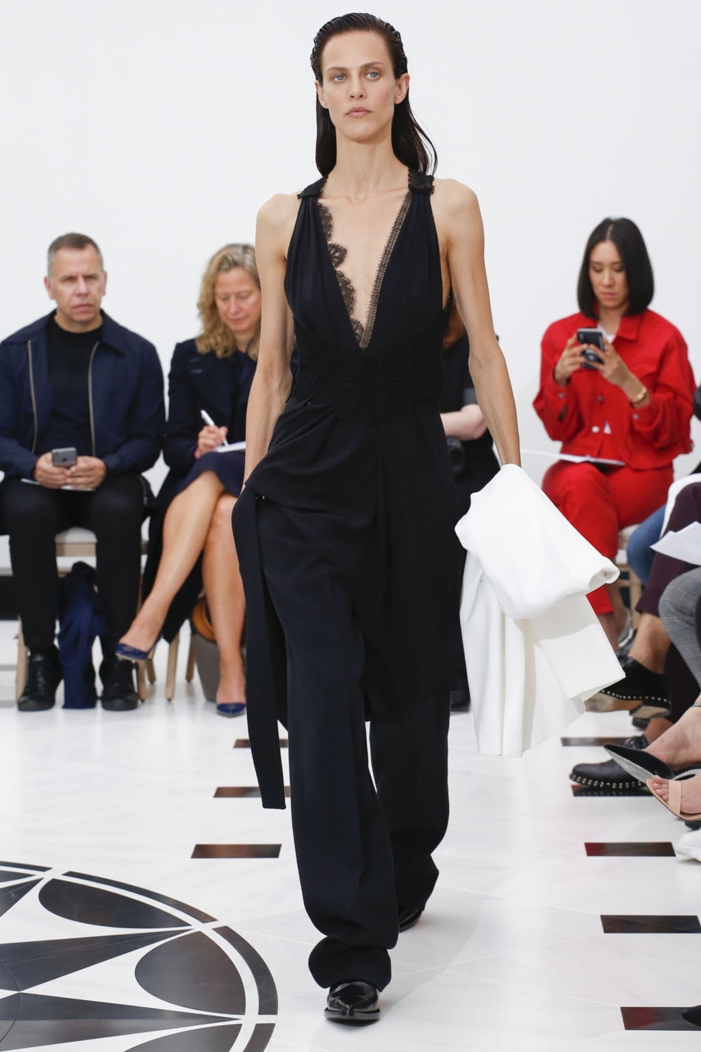 Fashion Week London Spring/Summer 2019 look 13 from the Victoria Beckham collection 女装