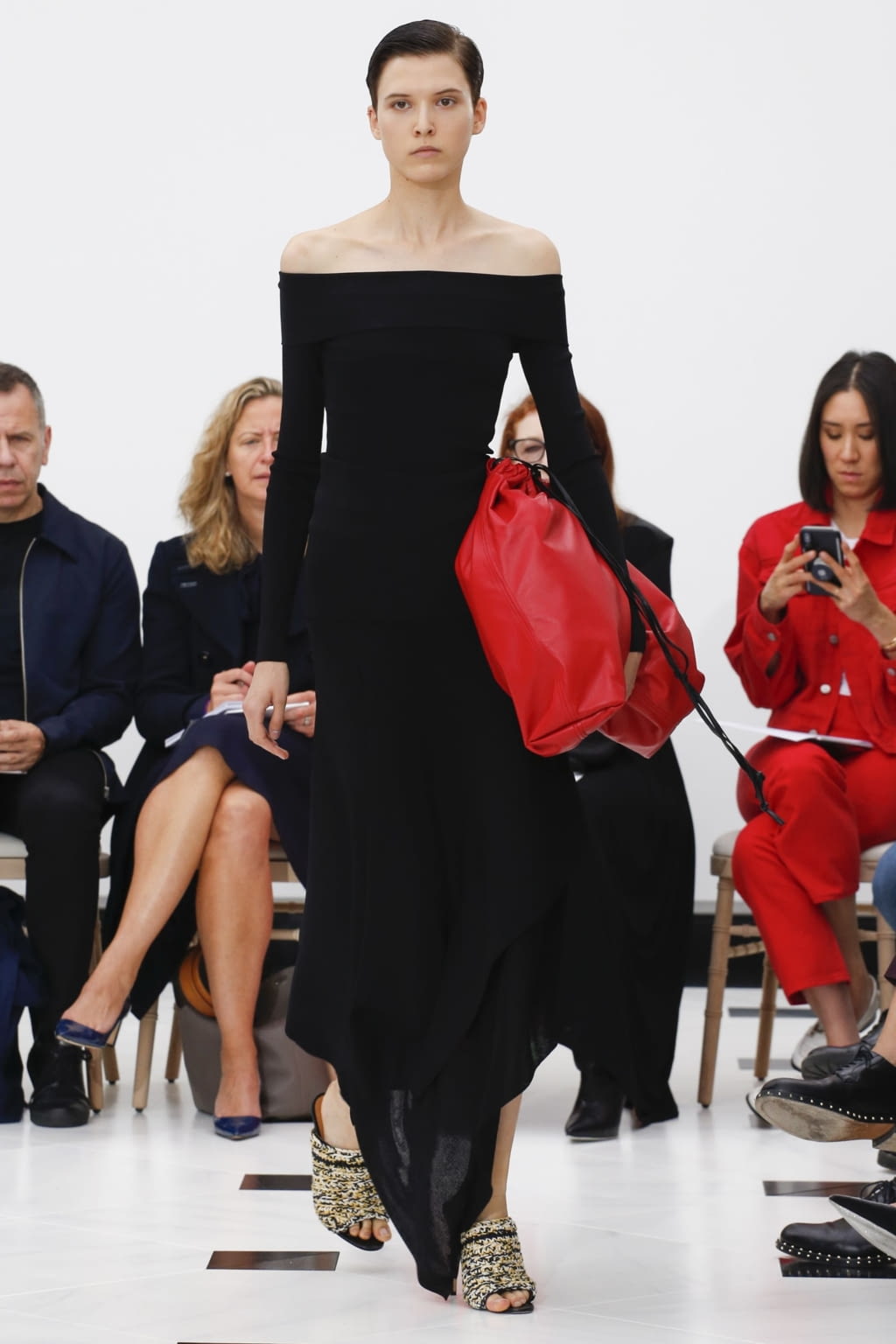 Fashion Week London Spring/Summer 2019 look 14 from the Victoria Beckham collection 女装