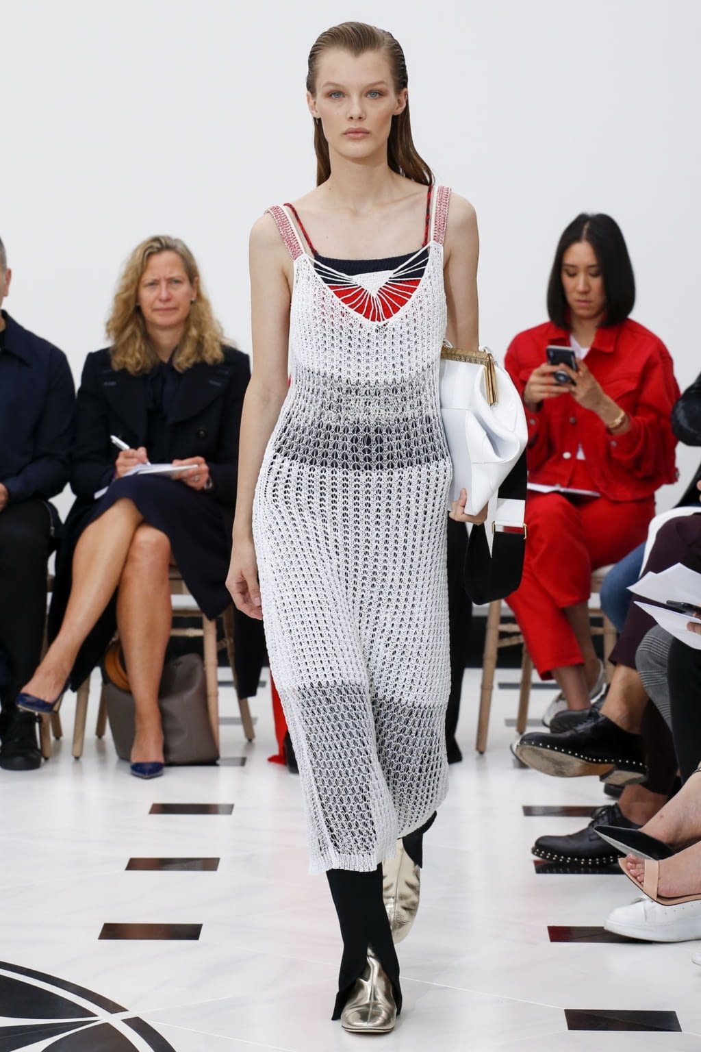 Fashion Week London Spring/Summer 2019 look 15 from the Victoria Beckham collection 女装