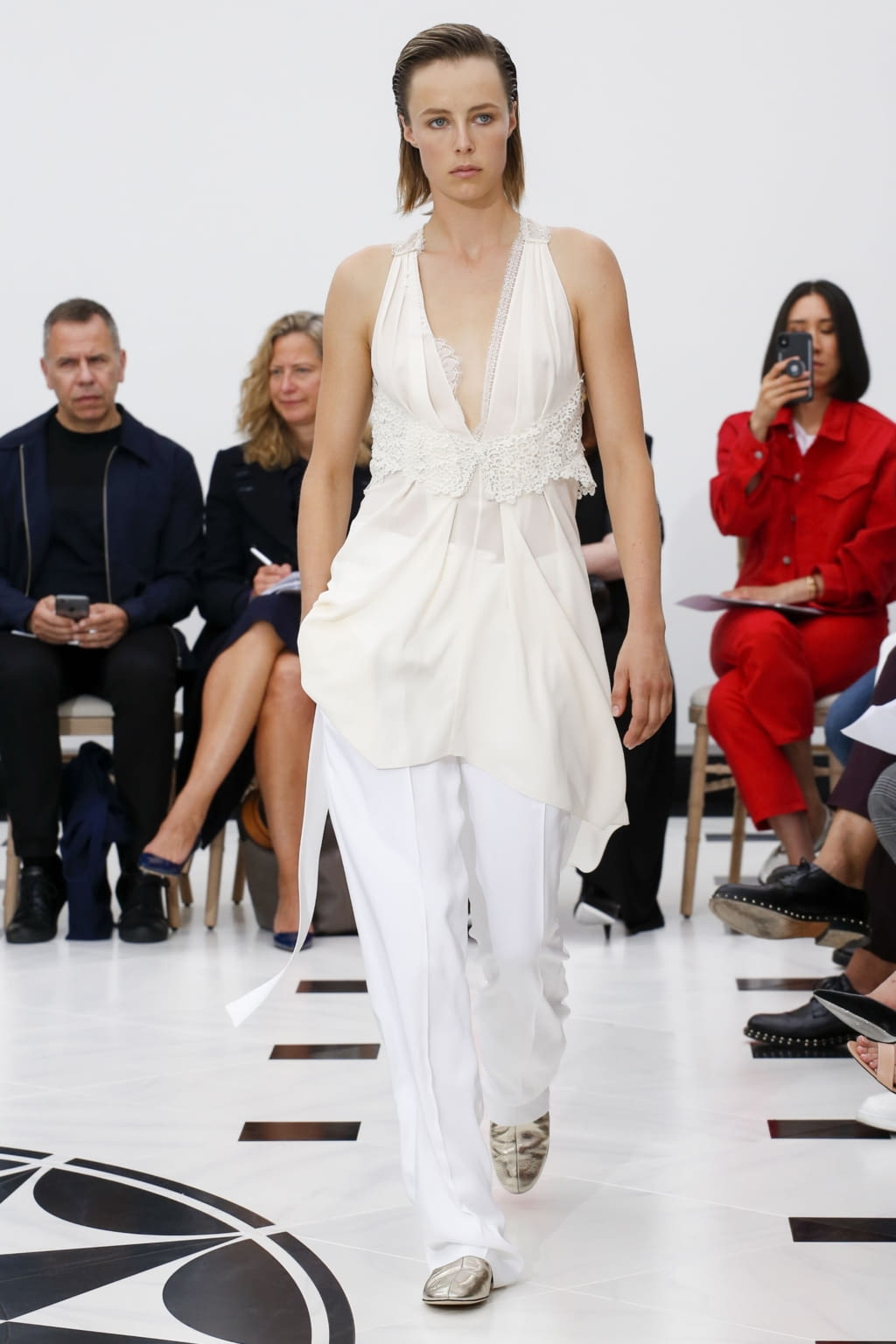 Fashion Week London Spring/Summer 2019 look 26 from the Victoria Beckham collection 女装