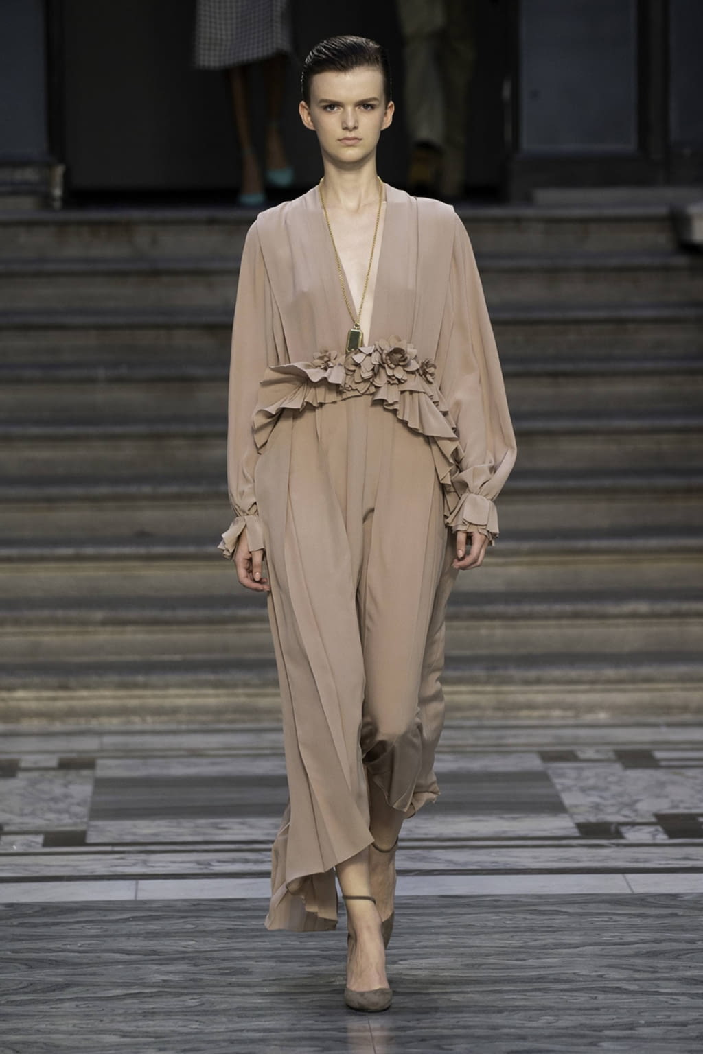 Fashion Week London Spring/Summer 2020 look 7 from the Victoria Beckham collection 女装
