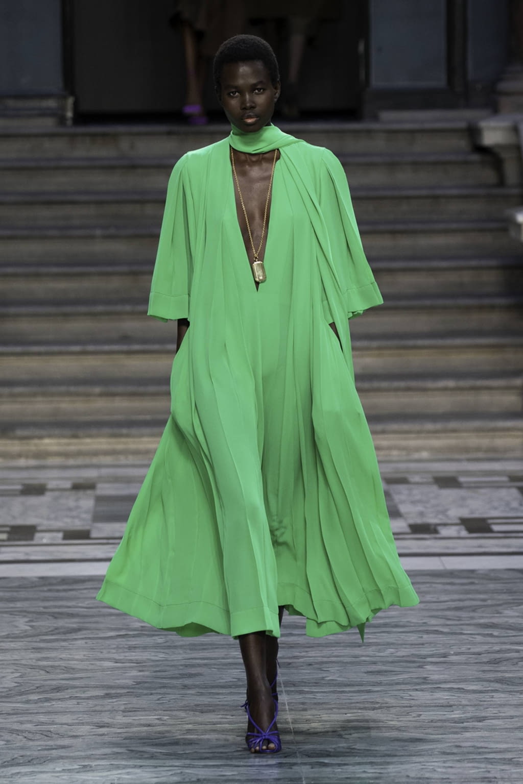 Fashion Week London Spring/Summer 2020 look 10 from the Victoria Beckham collection 女装