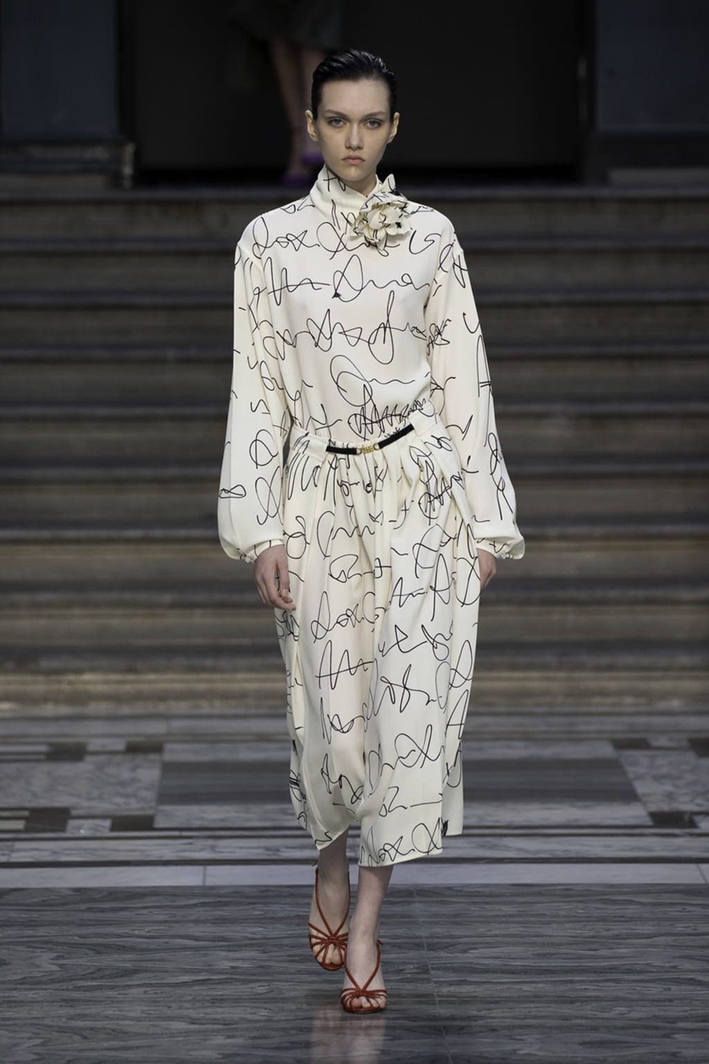 Fashion Week London Spring/Summer 2020 look 13 from the Victoria Beckham collection 女装