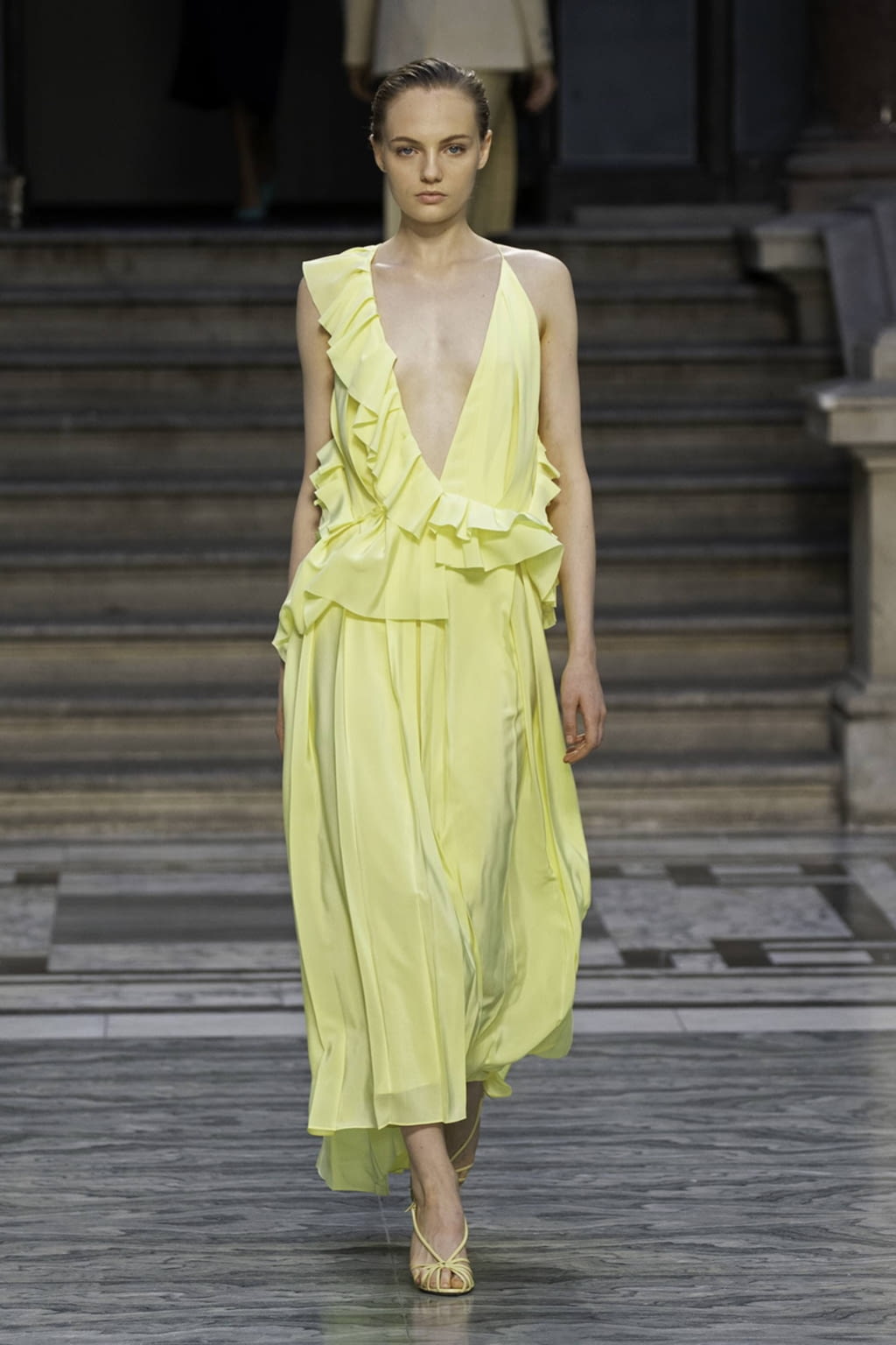Fashion Week London Spring/Summer 2020 look 15 from the Victoria Beckham collection 女装