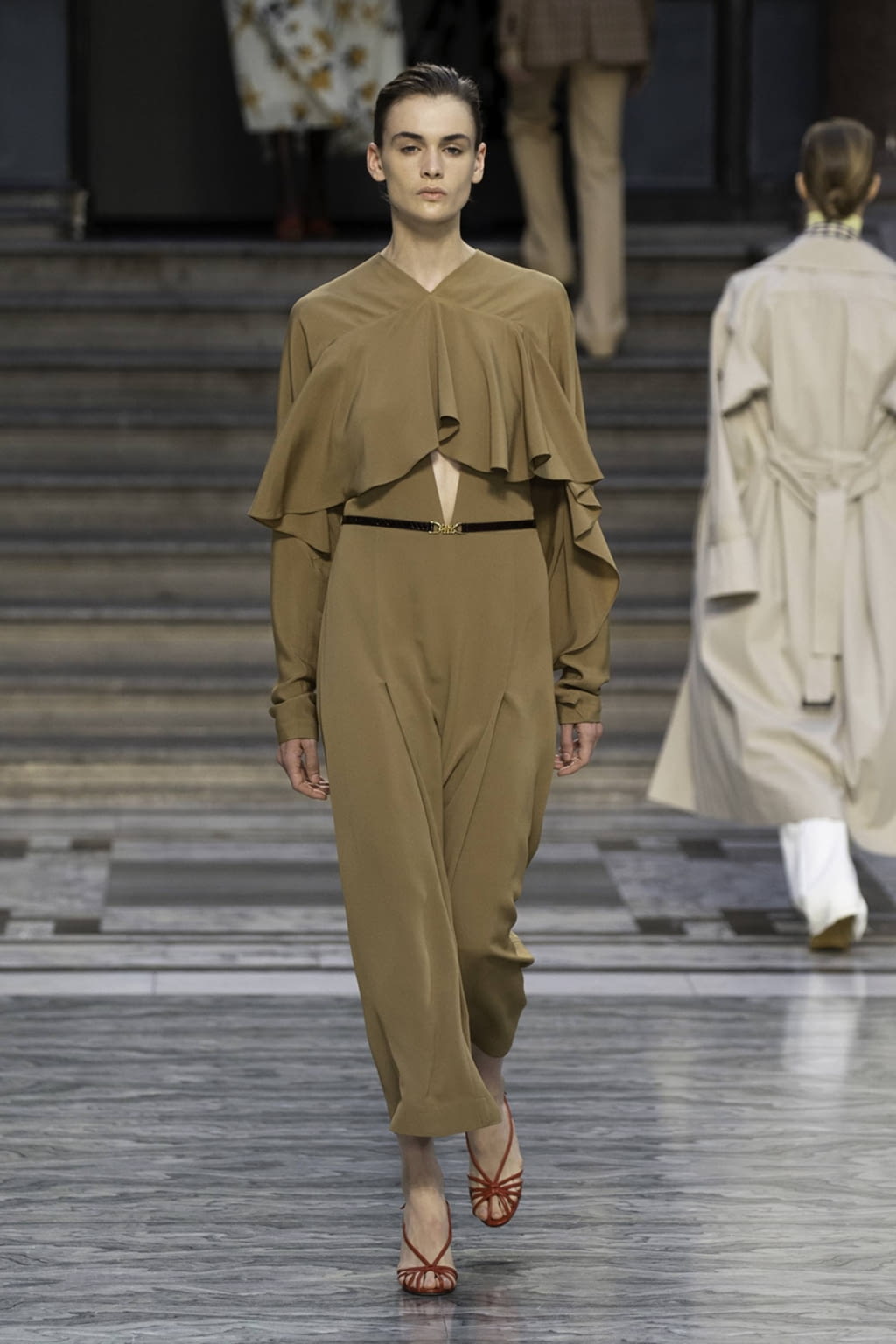 Fashion Week London Spring/Summer 2020 look 29 from the Victoria Beckham collection 女装