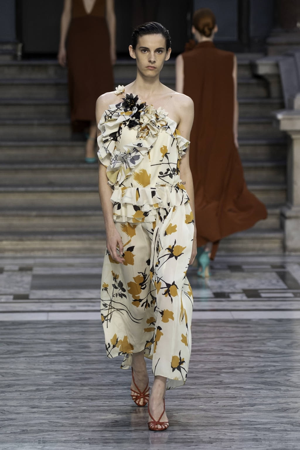 Fashion Week London Spring/Summer 2020 look 32 from the Victoria Beckham collection womenswear