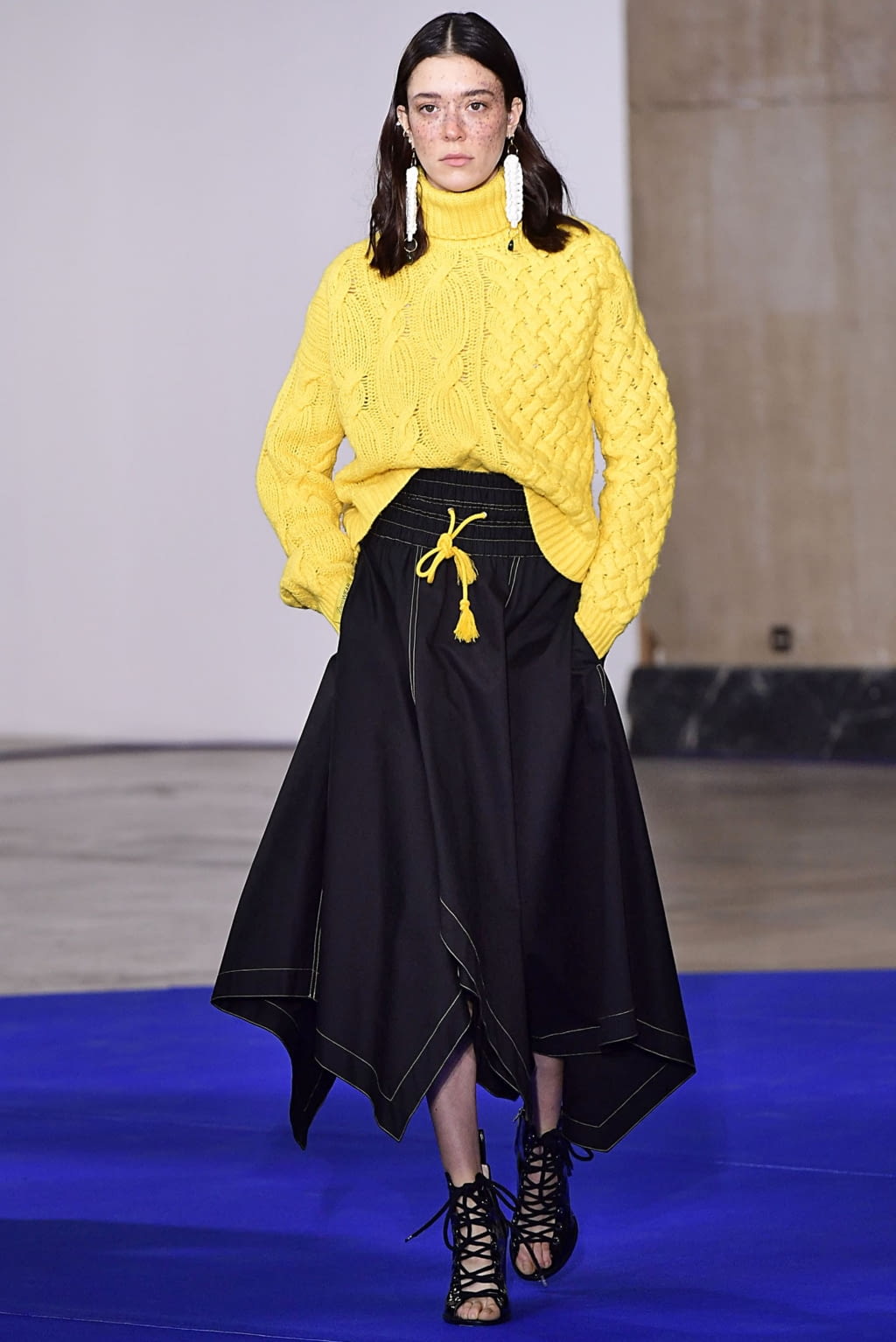 Fashion Week Paris Fall/Winter 2019 look 13 from the Victoria/tomas collection 女装