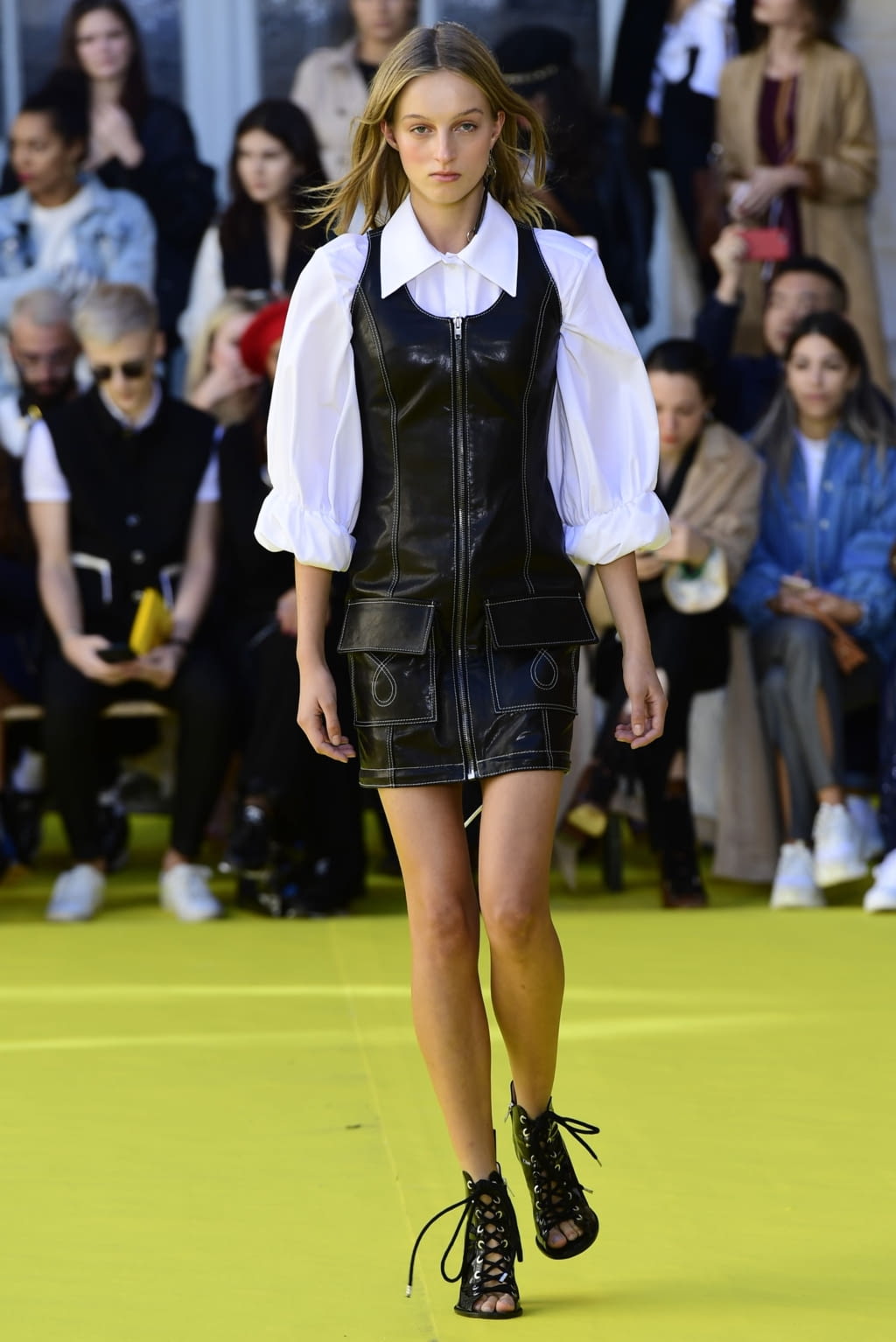 Fashion Week Paris Spring/Summer 2019 look 4 from the Victoria/tomas collection 女装