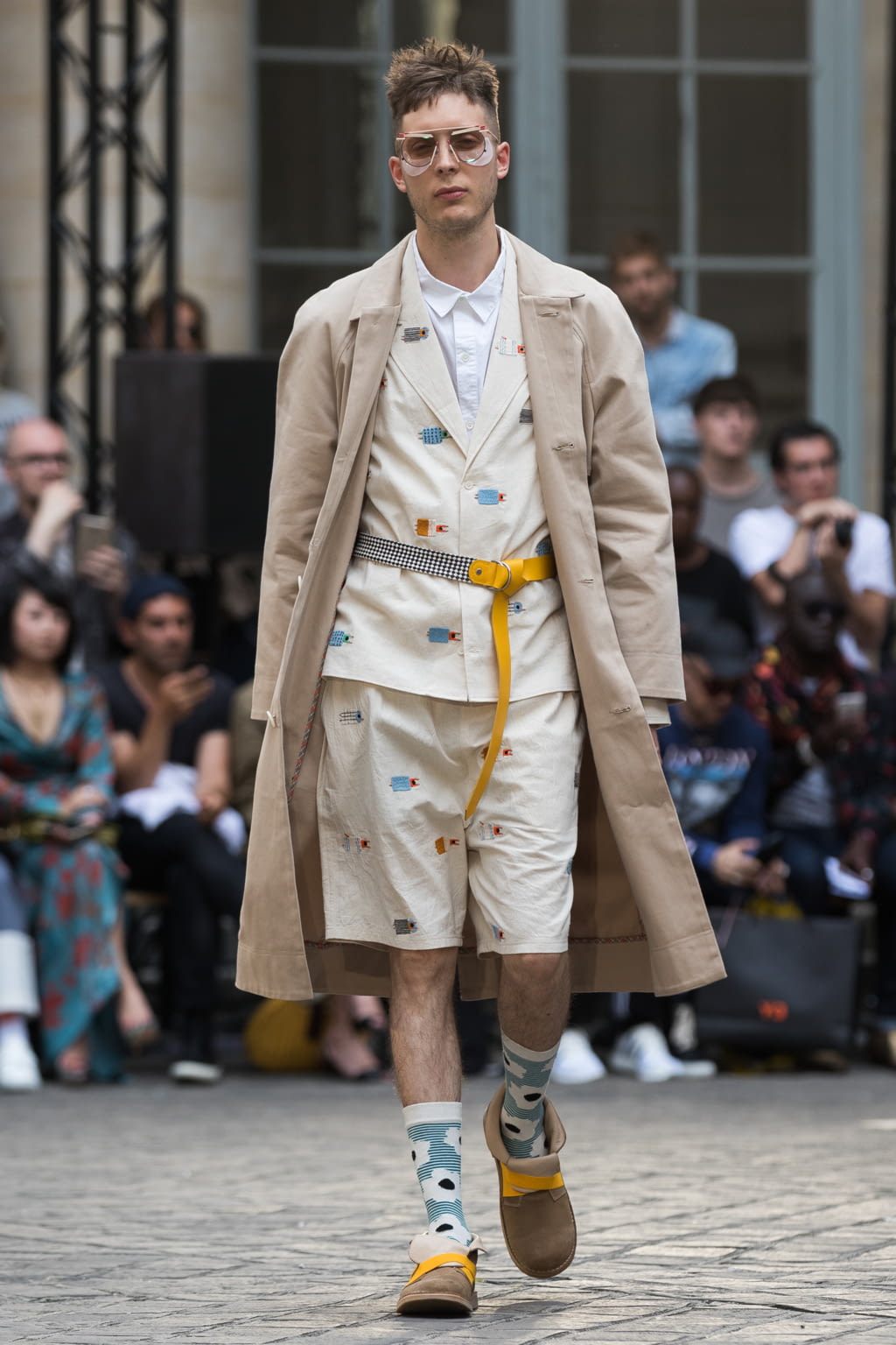 Fashion Week Paris Spring/Summer 2018 look 1 de la collection Henrik Vibskov menswear