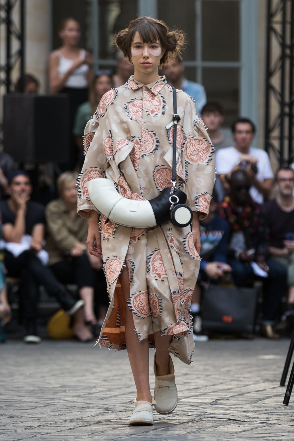 Fashion Week Paris Spring/Summer 2018 look 3 from the Henrik Vibskov collection menswear