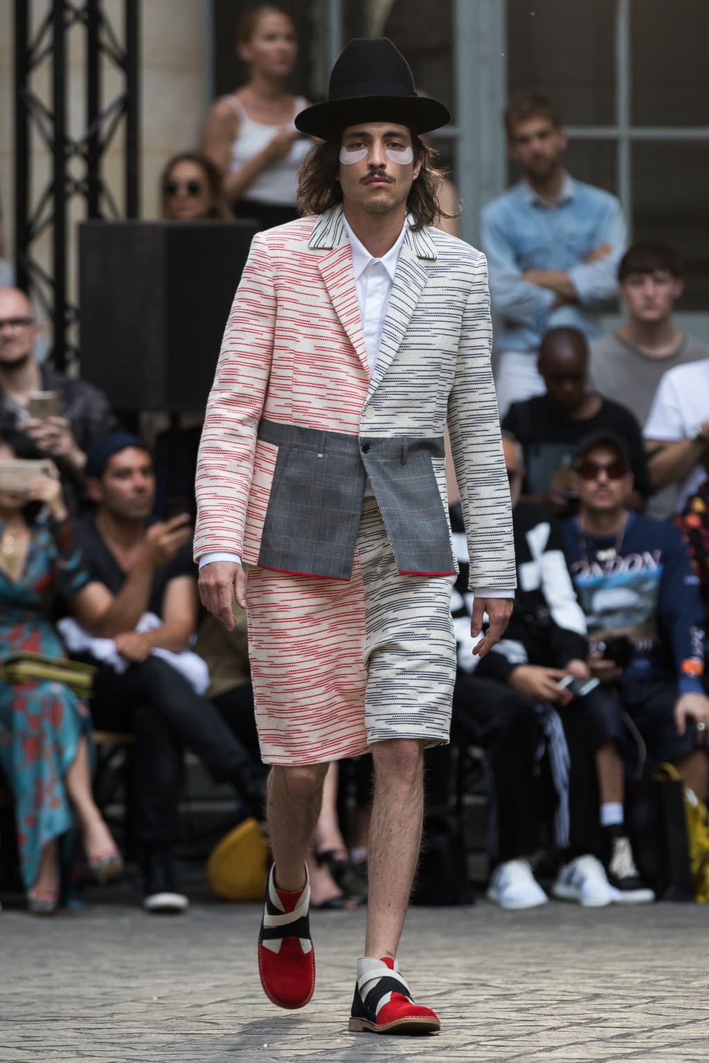 Fashion Week Paris Spring/Summer 2018 look 13 from the Henrik Vibskov collection menswear