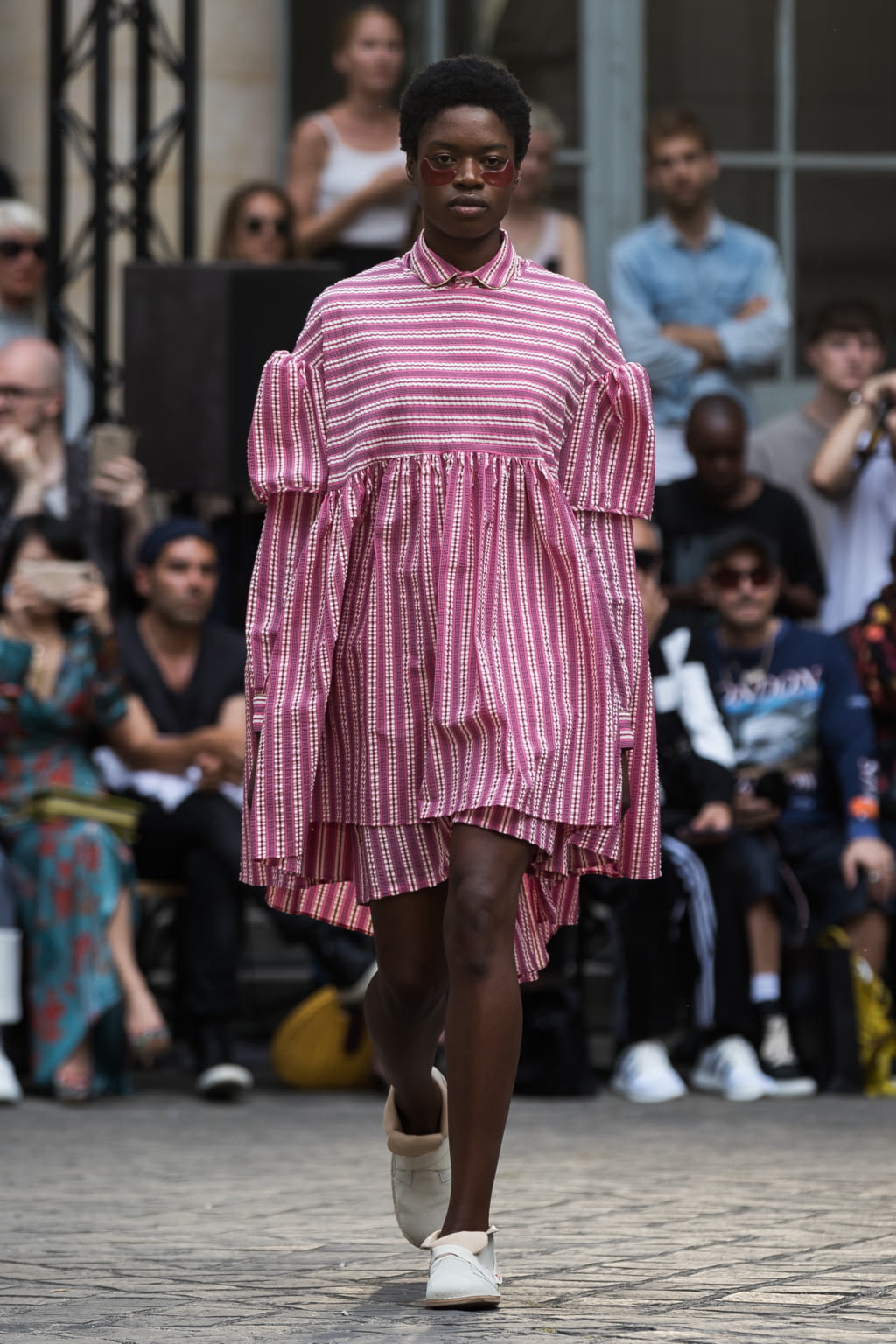 Fashion Week Paris Spring/Summer 2018 look 15 de la collection Henrik Vibskov menswear