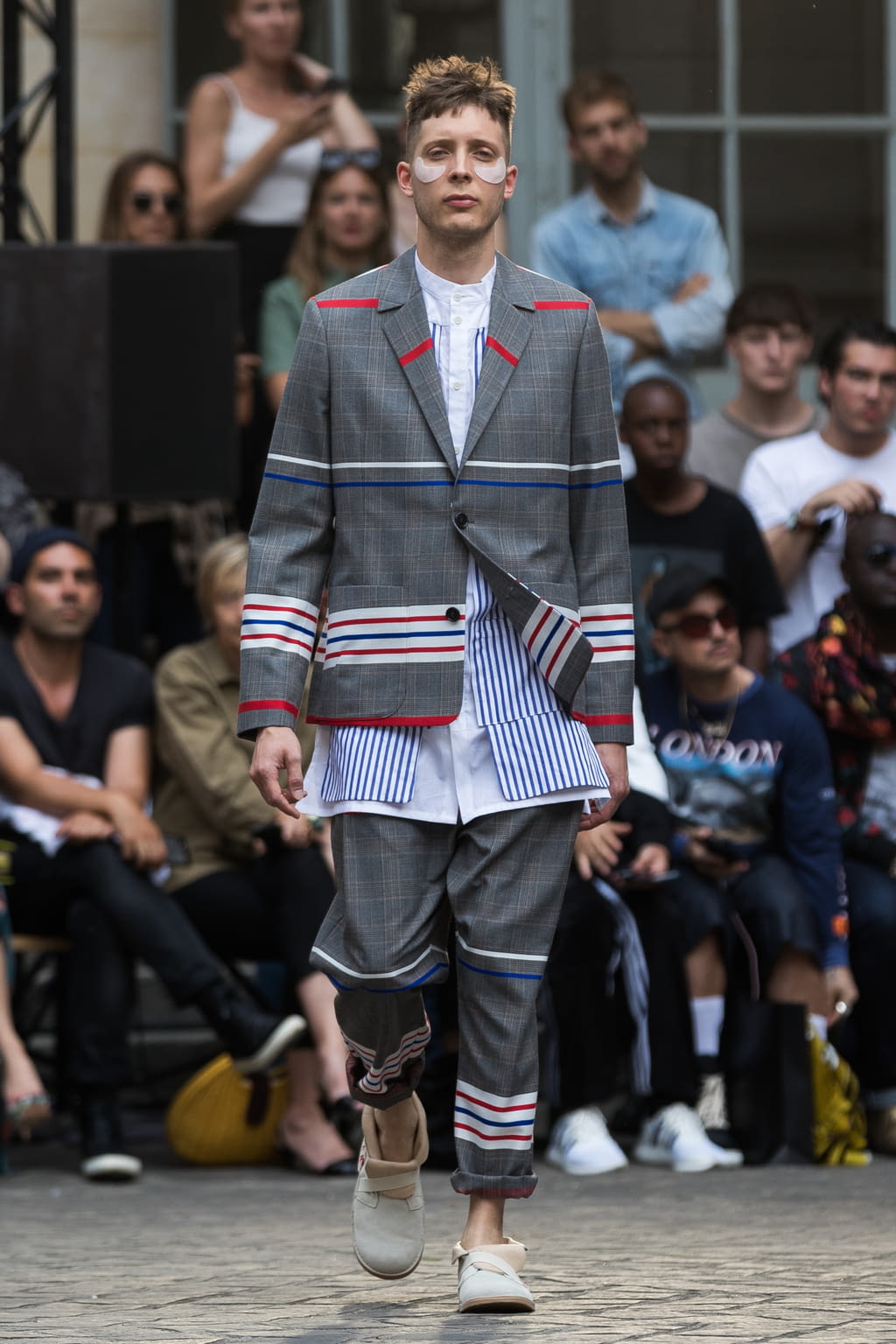 Fashion Week Paris Spring/Summer 2018 look 17 de la collection Henrik Vibskov menswear