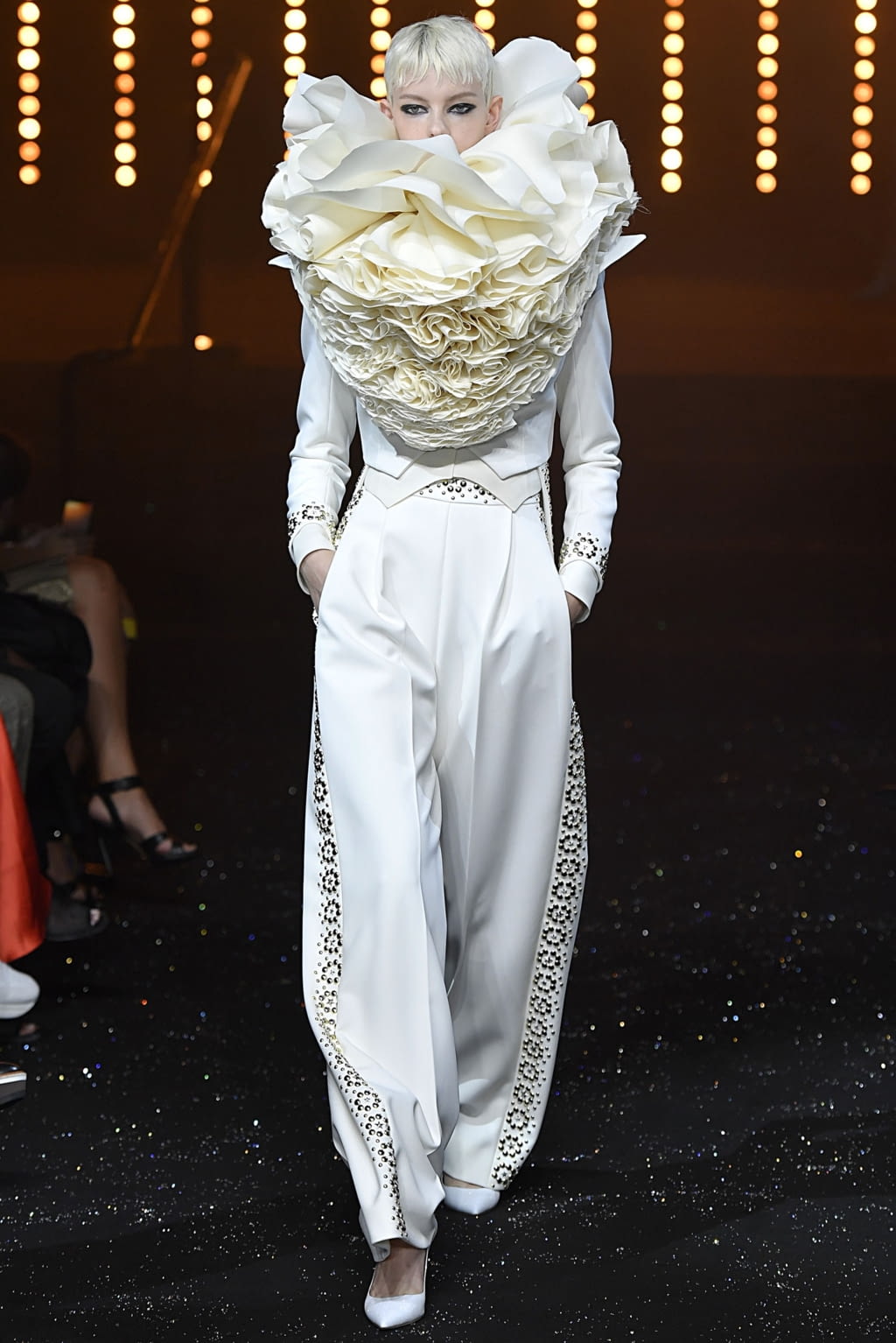 Fashion Week Paris Fall/Winter 2018 look 1 from the Viktor & Rolf collection couture