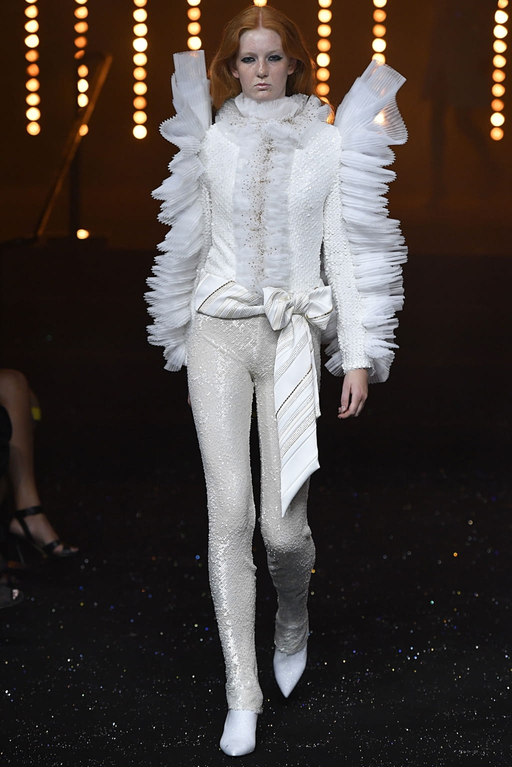 Fashion Week Paris Fall/Winter 2018 look 2 from the Viktor & Rolf collection couture