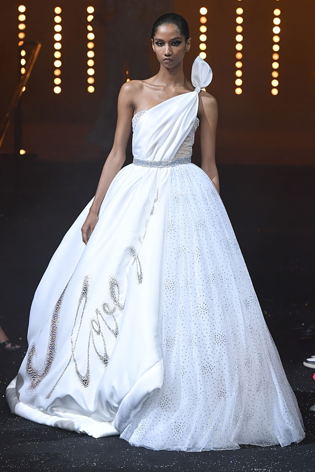 Fashion Week Paris Fall/Winter 2018 look 4 from the Viktor & Rolf collection couture