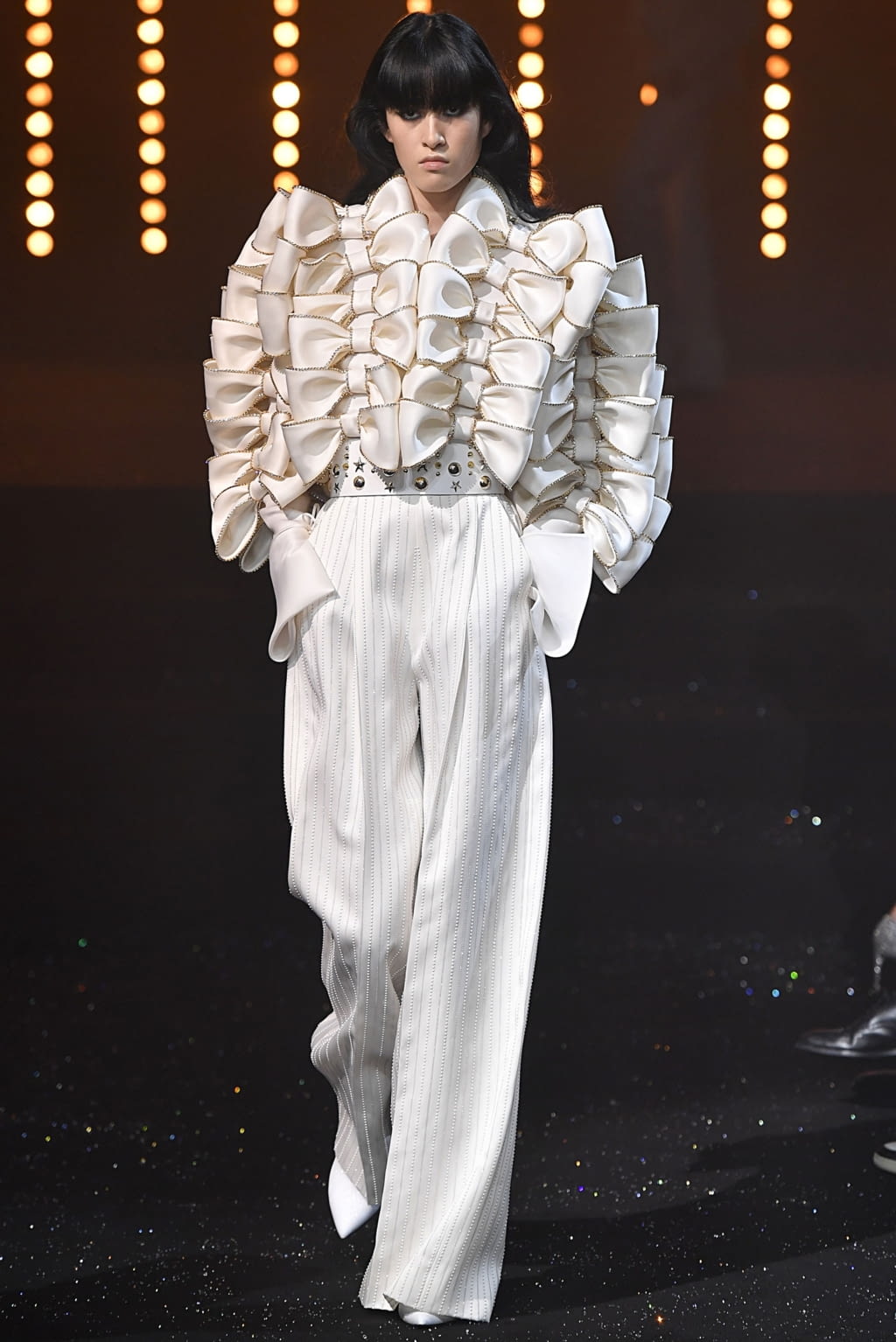 Fashion Week Paris Fall/Winter 2018 look 6 from the Viktor & Rolf collection couture