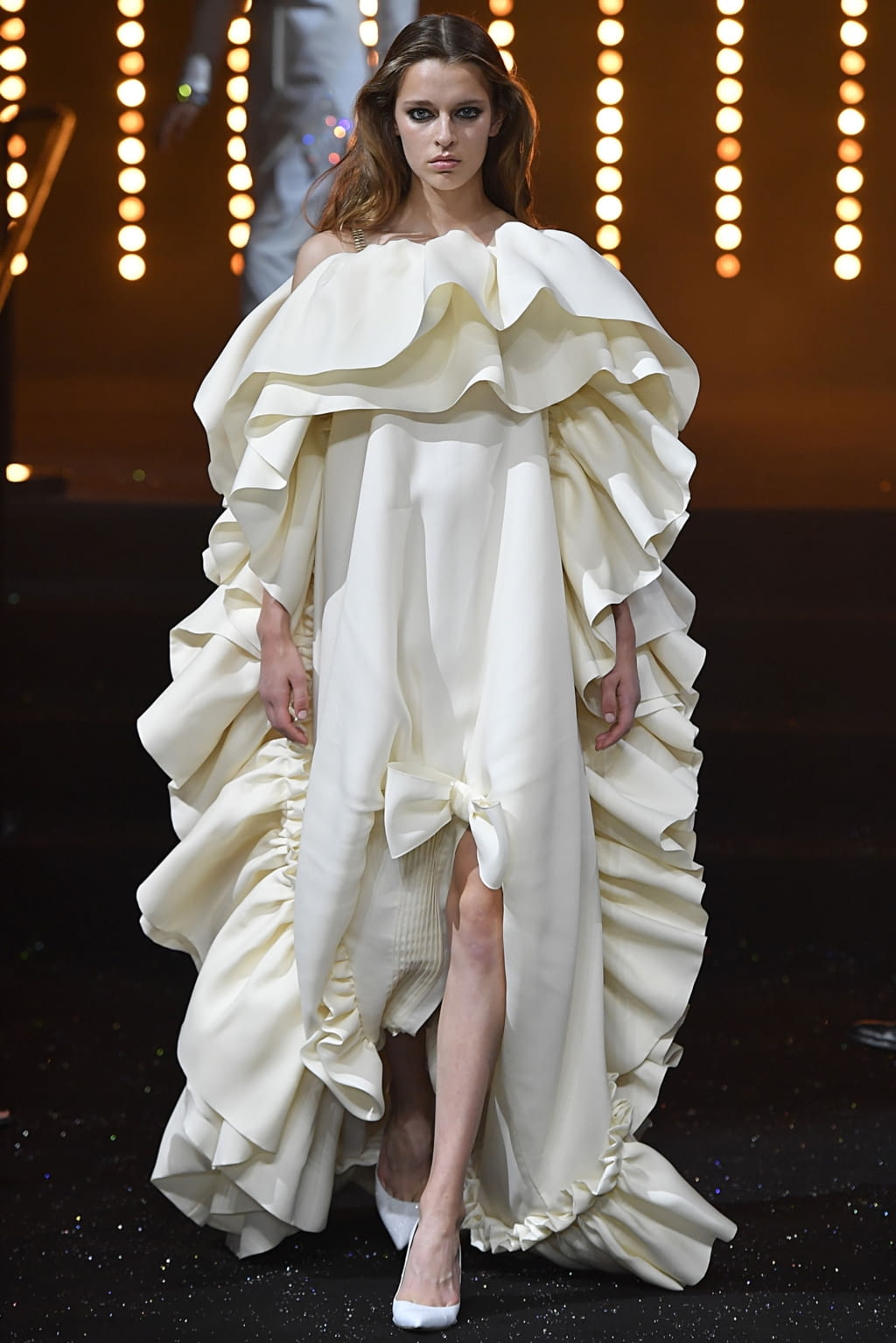 Fashion Week Paris Fall/Winter 2018 look 8 from the Viktor & Rolf collection couture