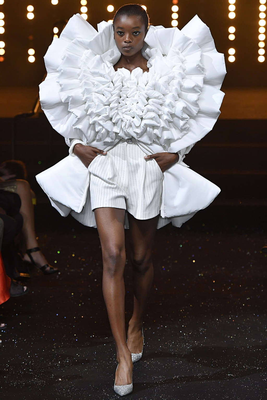 Fashion Week Paris Fall/Winter 2018 look 13 from the Viktor & Rolf collection couture