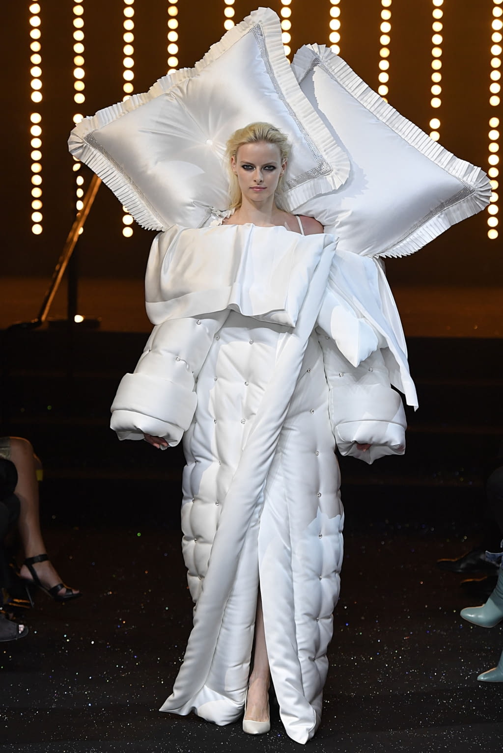Fashion Week Paris Fall/Winter 2018 look 14 from the Viktor & Rolf collection couture